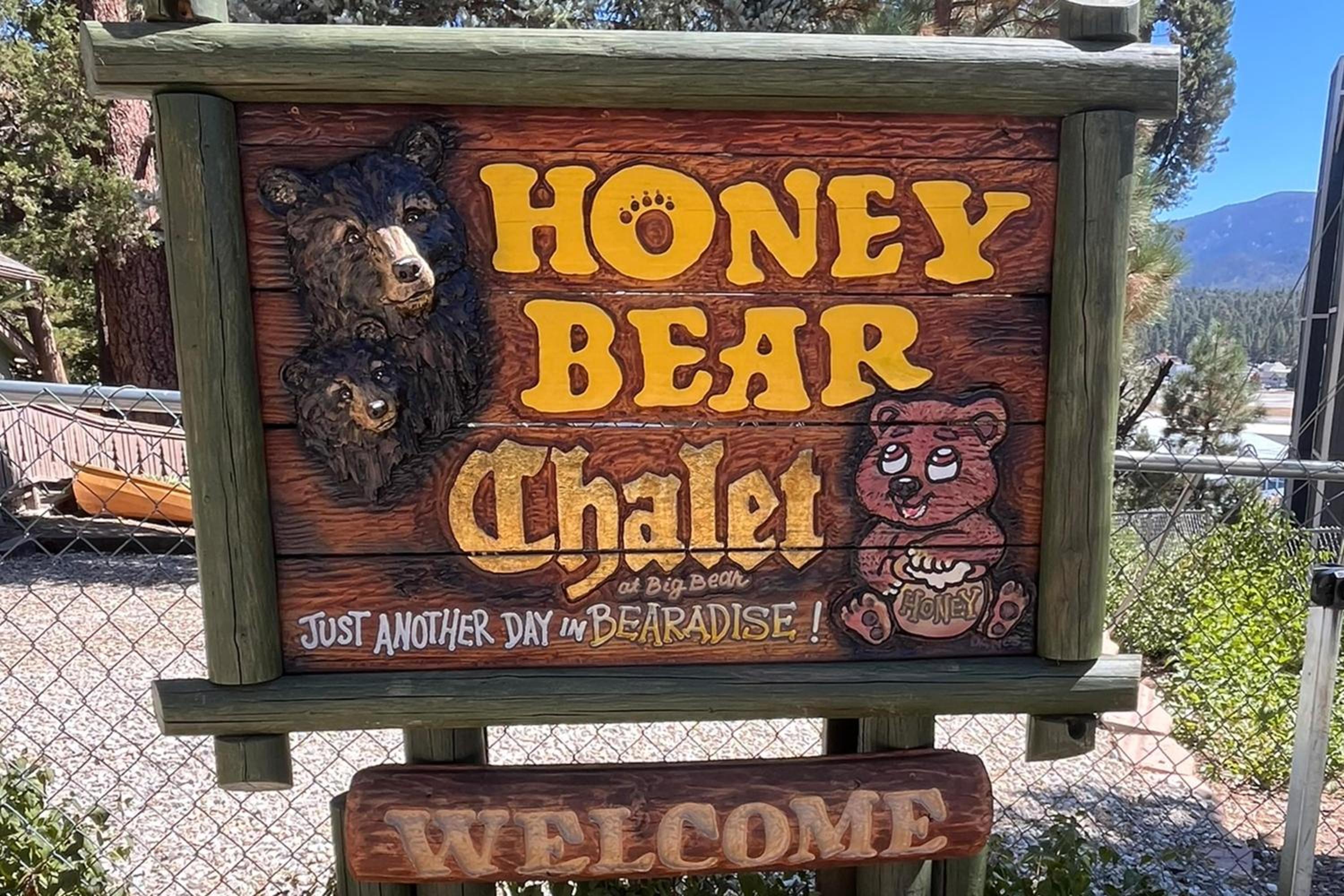 HONEY BEAR CHALET - Close to Lake & Slopes view 3