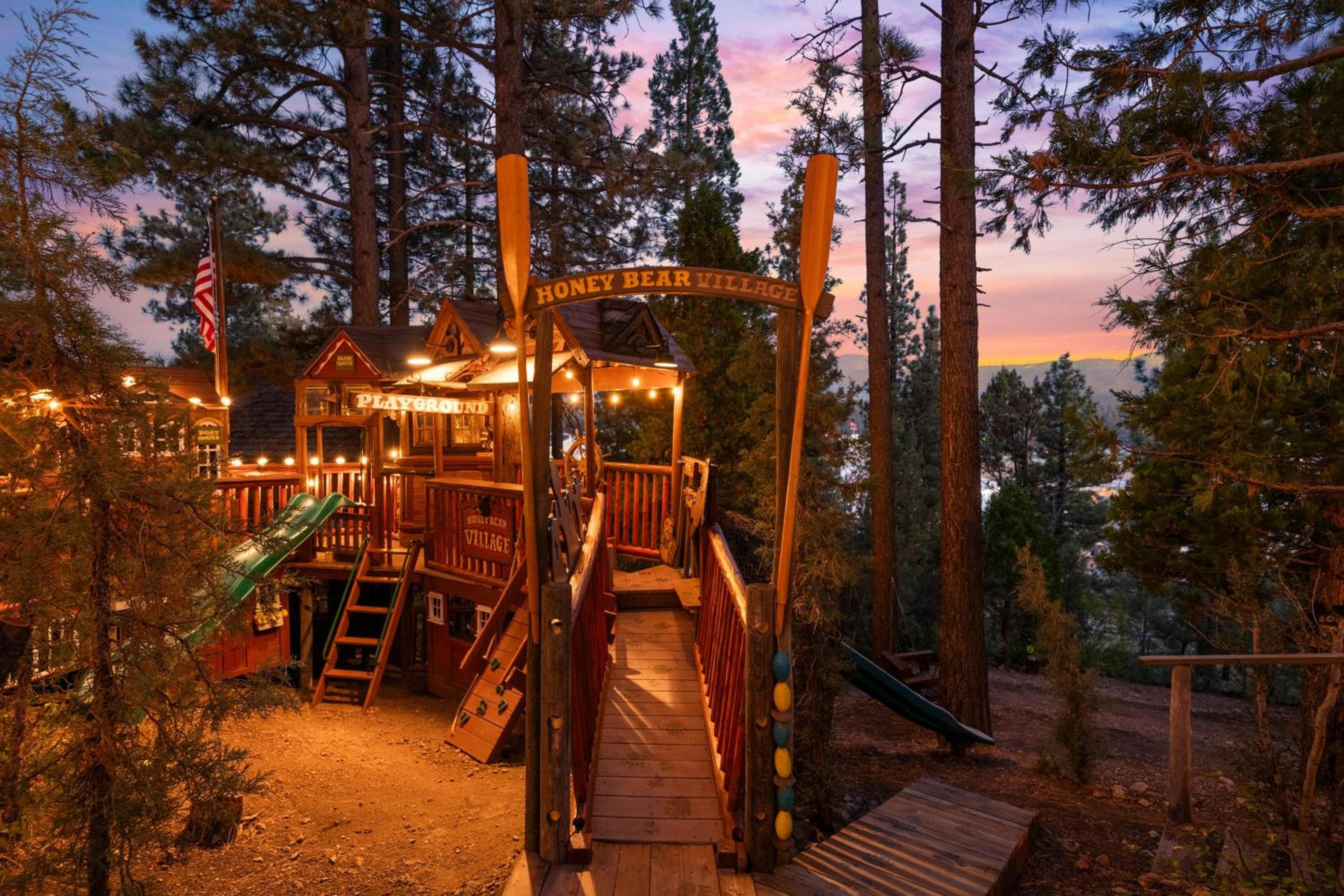 HONEY BEAR CHALET - Close to Lake & Slopes view 4