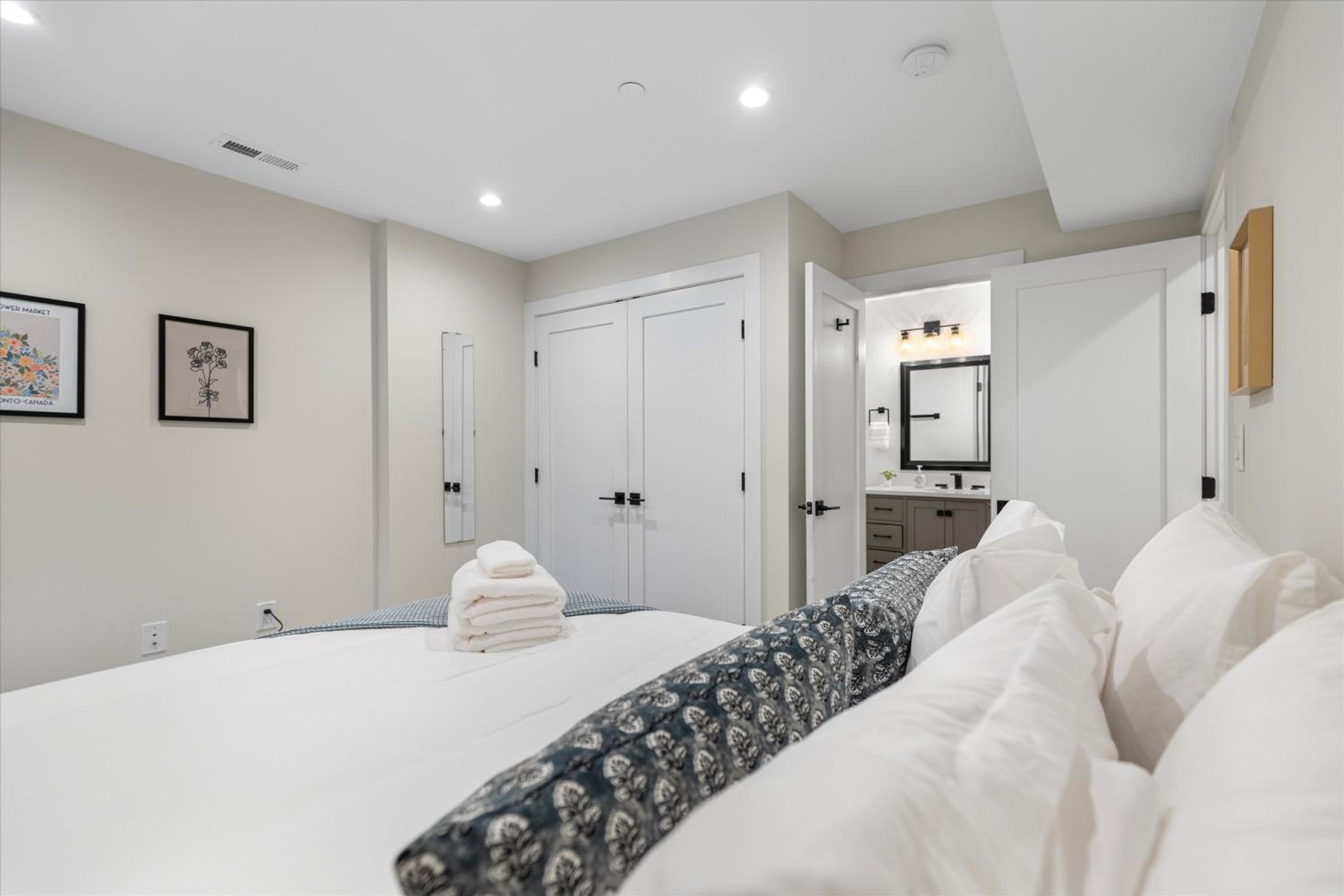 Central 2-BR City Sanctuary - Commuter-Friendly view 3