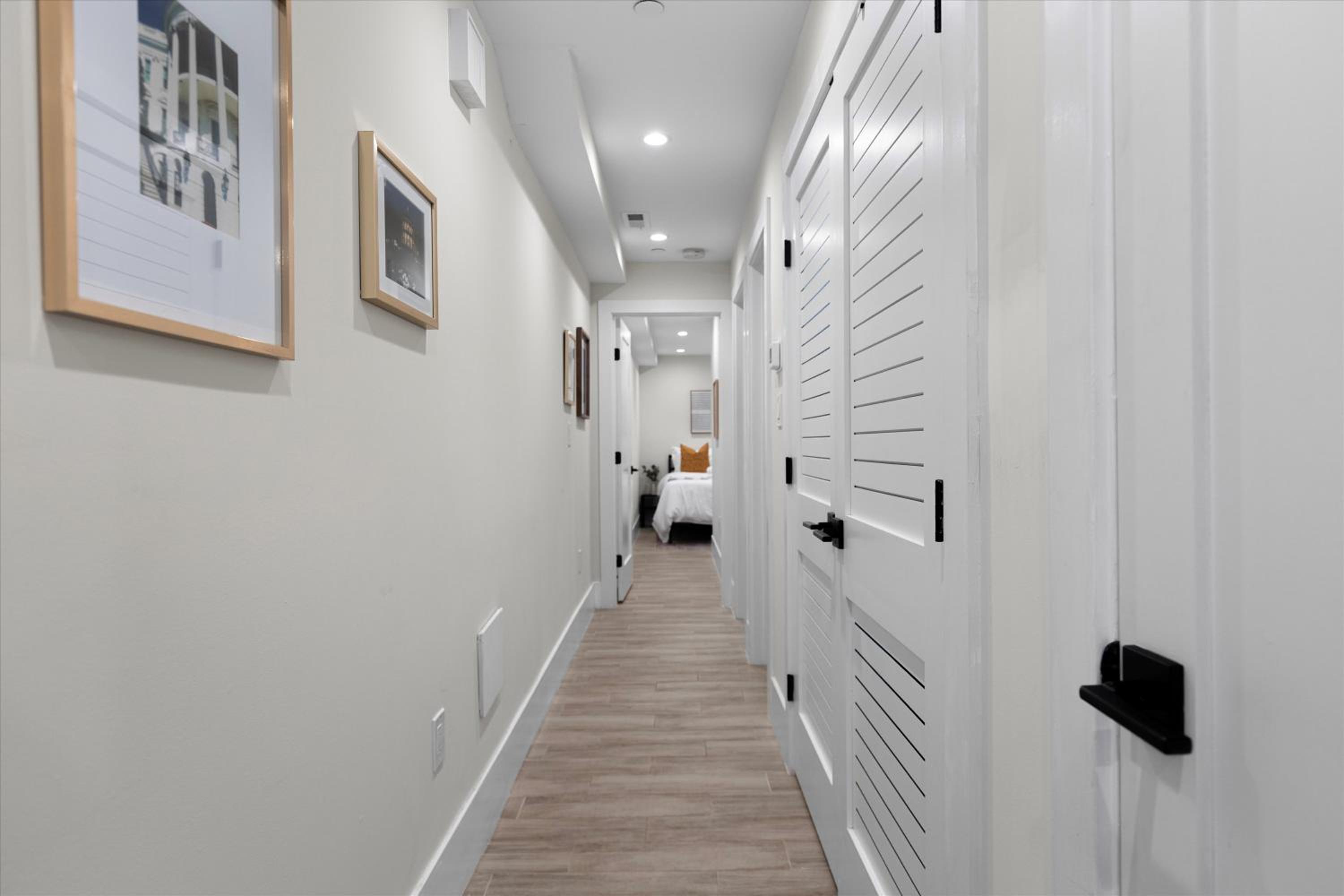 Central 2-BR City Sanctuary - Commuter-Friendly view 2