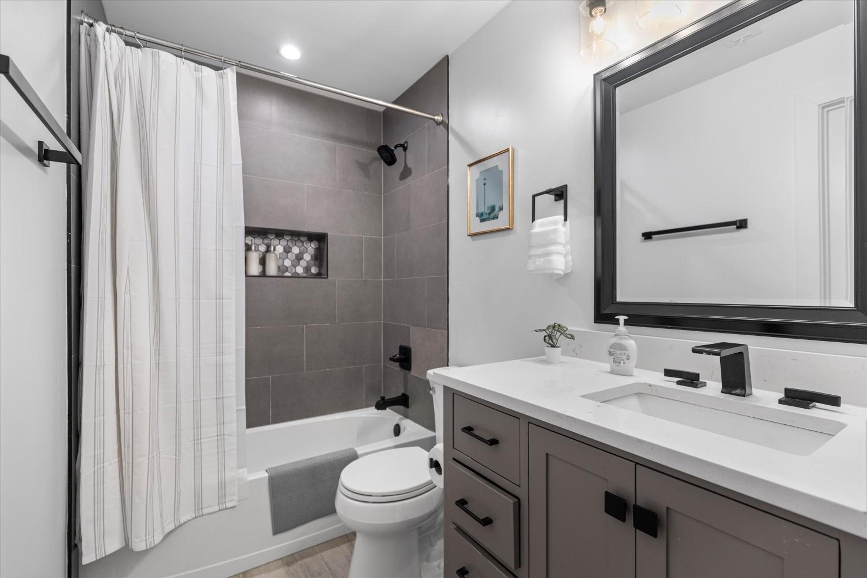 Central 2-BR City Sanctuary - Commuter-Friendly view 5