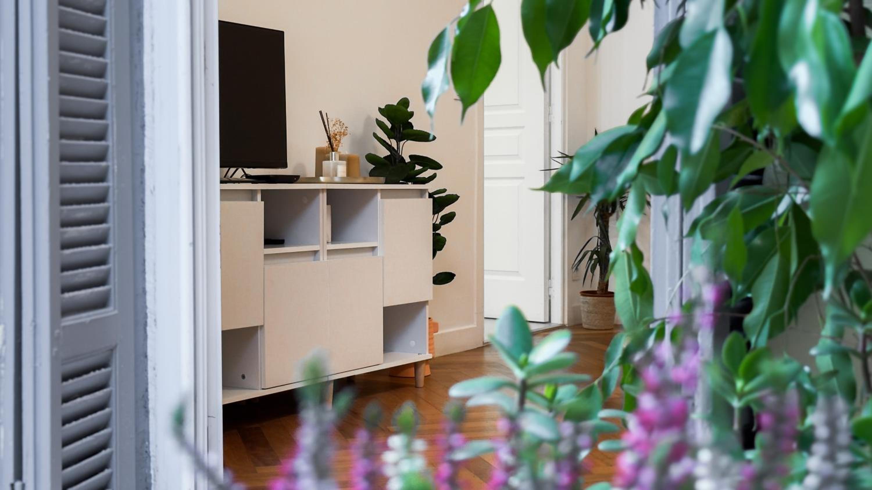 Central Studio - Bright & Modern - Private Terrace - AirCon - Near Train & Beach