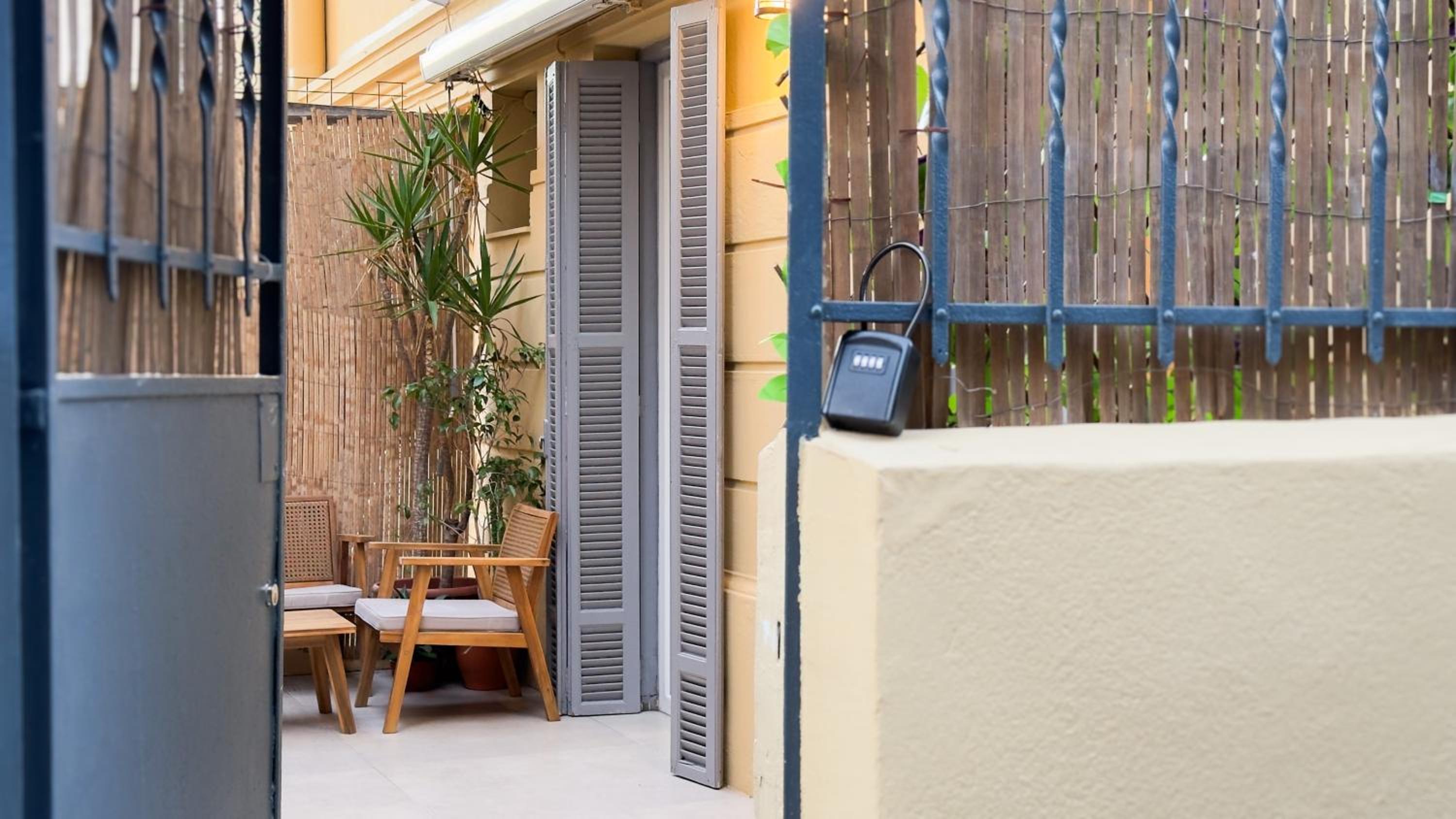 Central Studio - Bright & Modern - Private Terrace - AirCon - Near Train & Beach