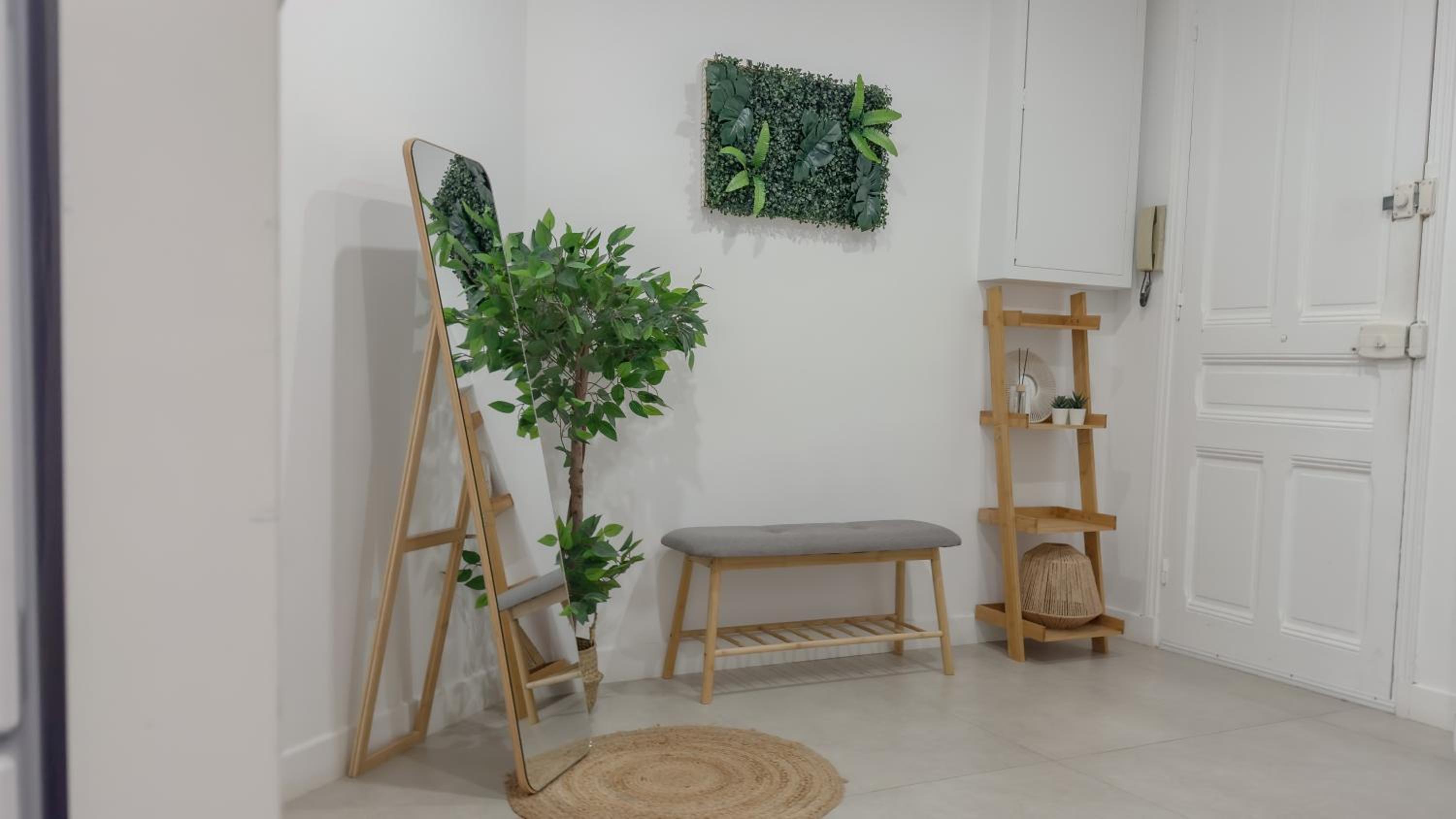 Central Studio - Bright & Modern - Private Terrace - AirCon - Near Train & Beach