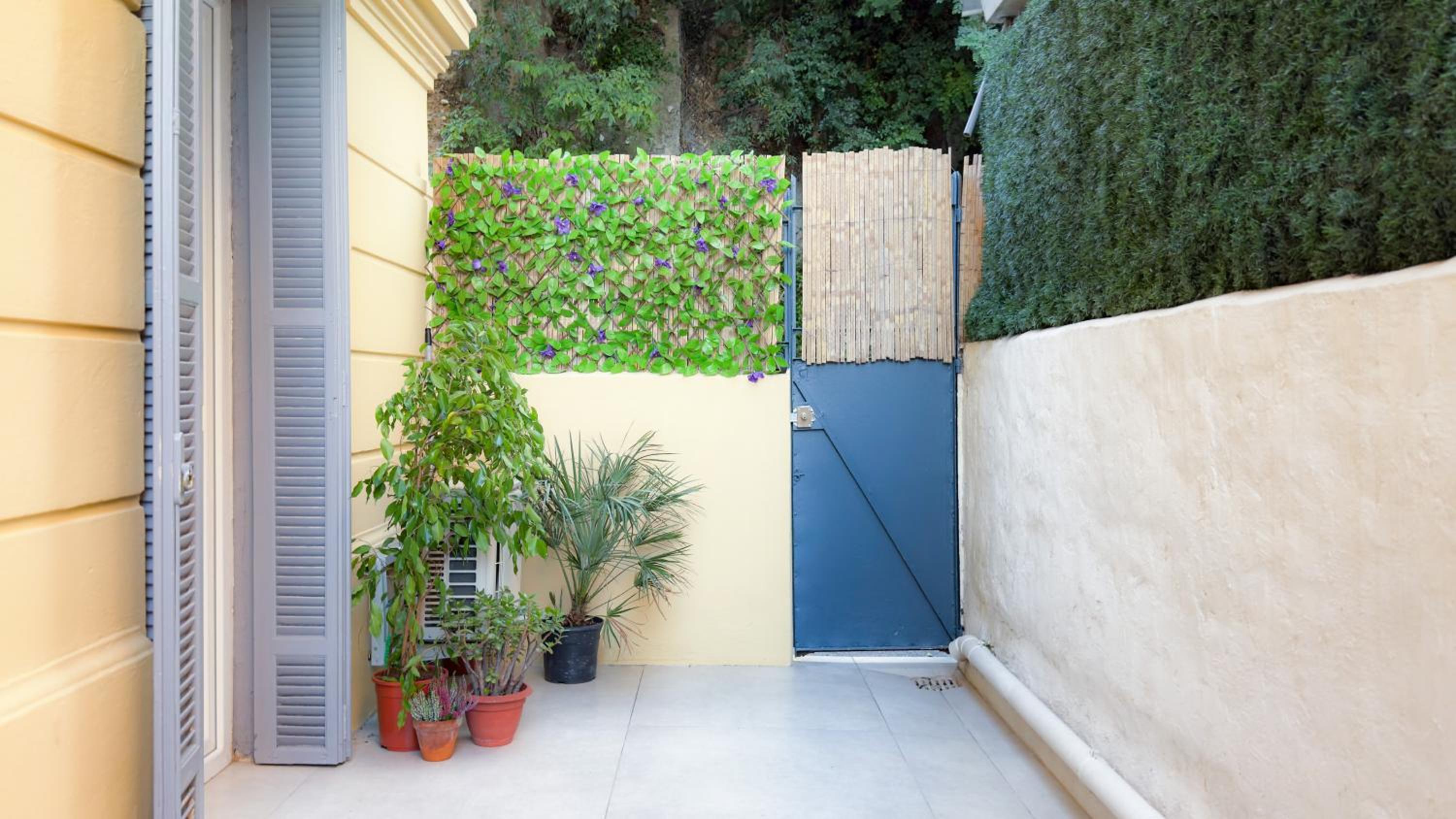 Central Studio - Bright & Modern - Private Terrace - AirCon - Near Train & Beach