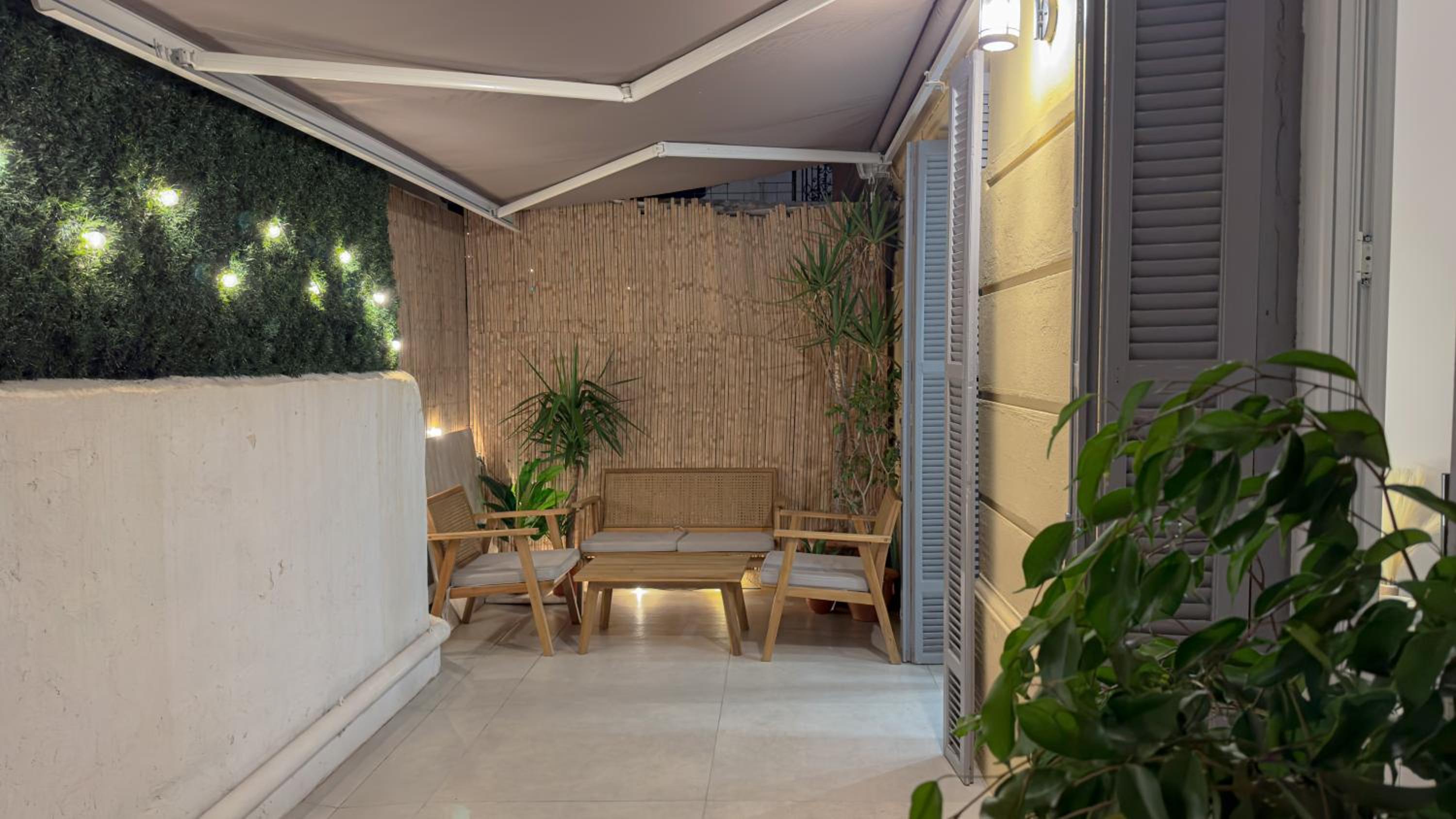 Central Studio - Bright & Modern - Private Terrace - AirCon - Near Train & Beach