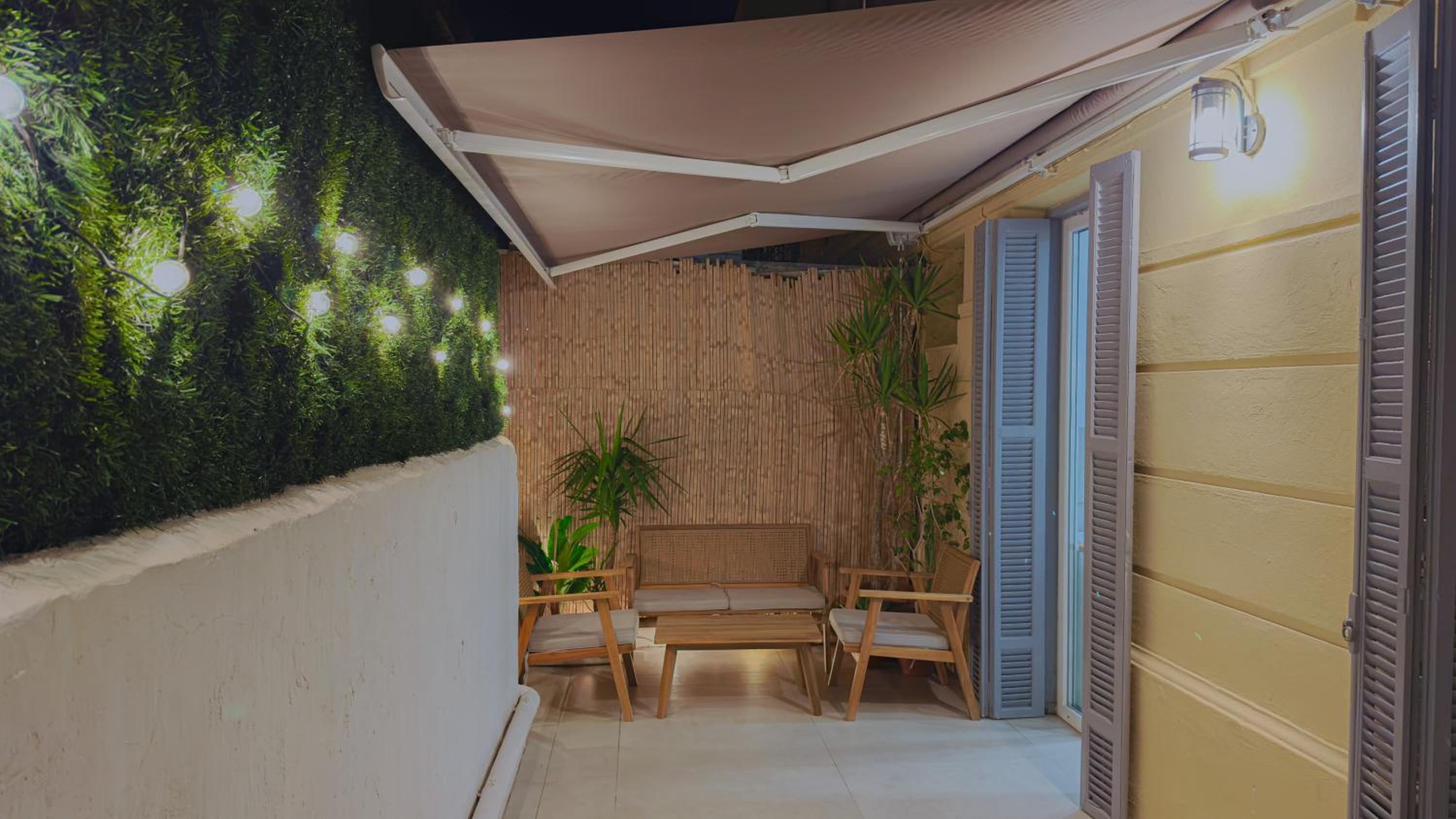 Central Studio - Bright & Modern - Private Terrace - AirCon - Near Train & Beach
