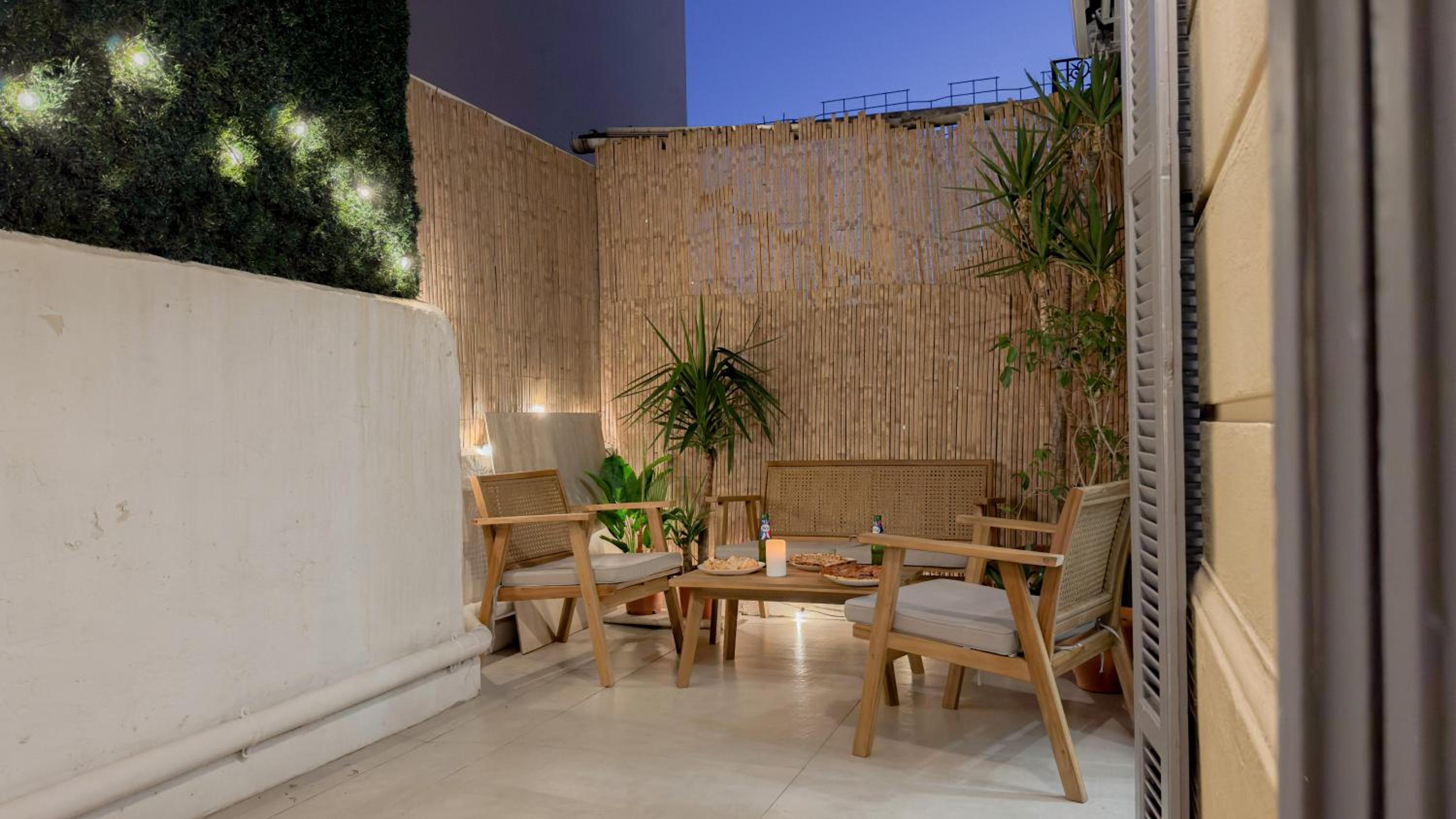 Central Studio - Bright & Modern - Private Terrace - AirCon - Near Train & Beach