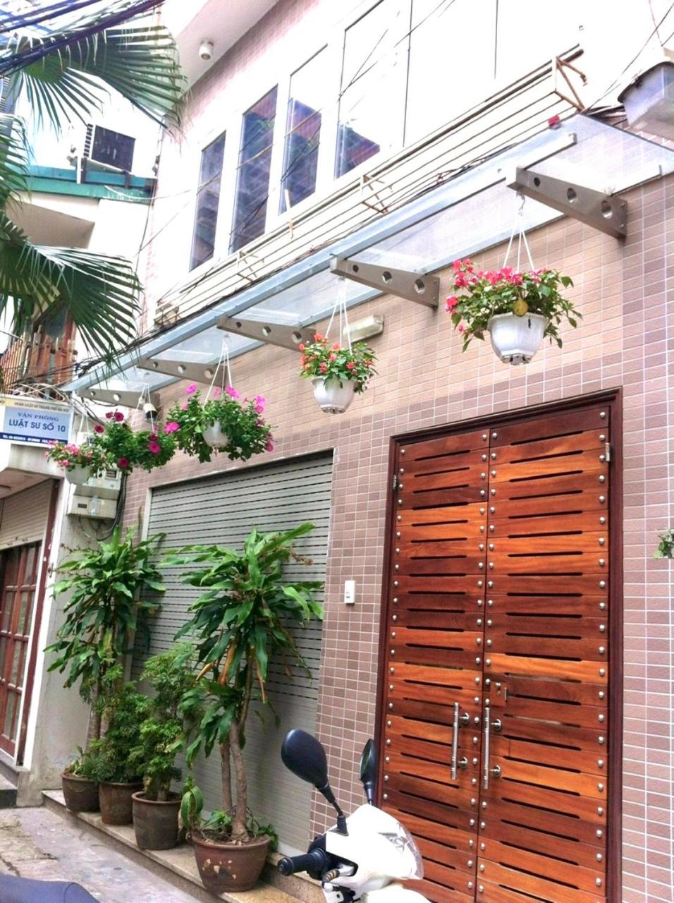 Studio Apartment filled with nature light near the Hanoi Opera House Căn hộ đầy đủ tiện nghi có thang máy gần Nhà Hát Lớn