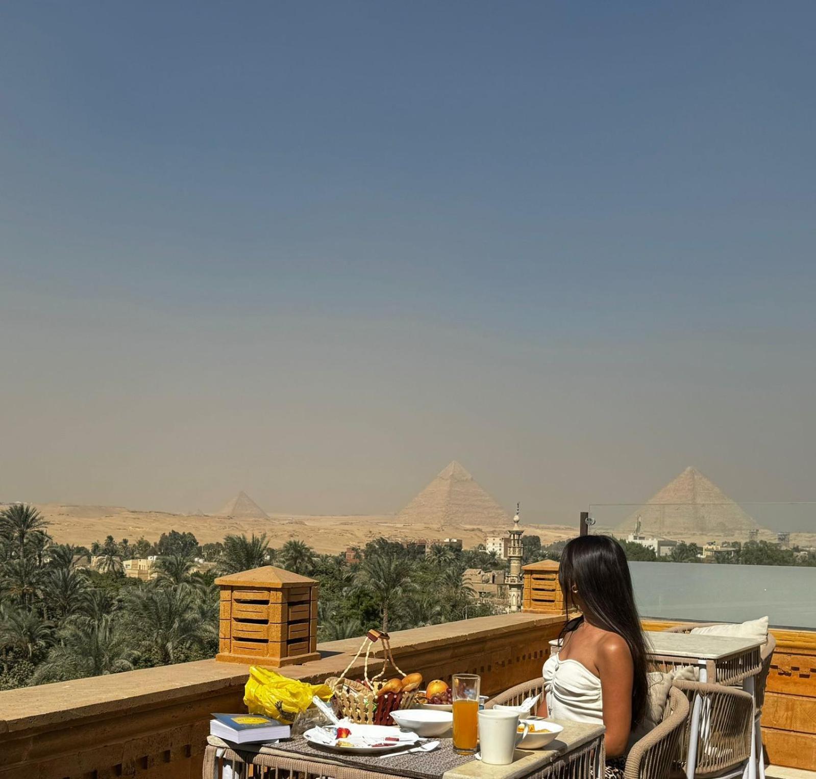 Taj Pyramids inn - Pyramids View Rooftop