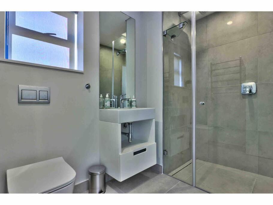Beautiful Space with views of Lions Head view 3