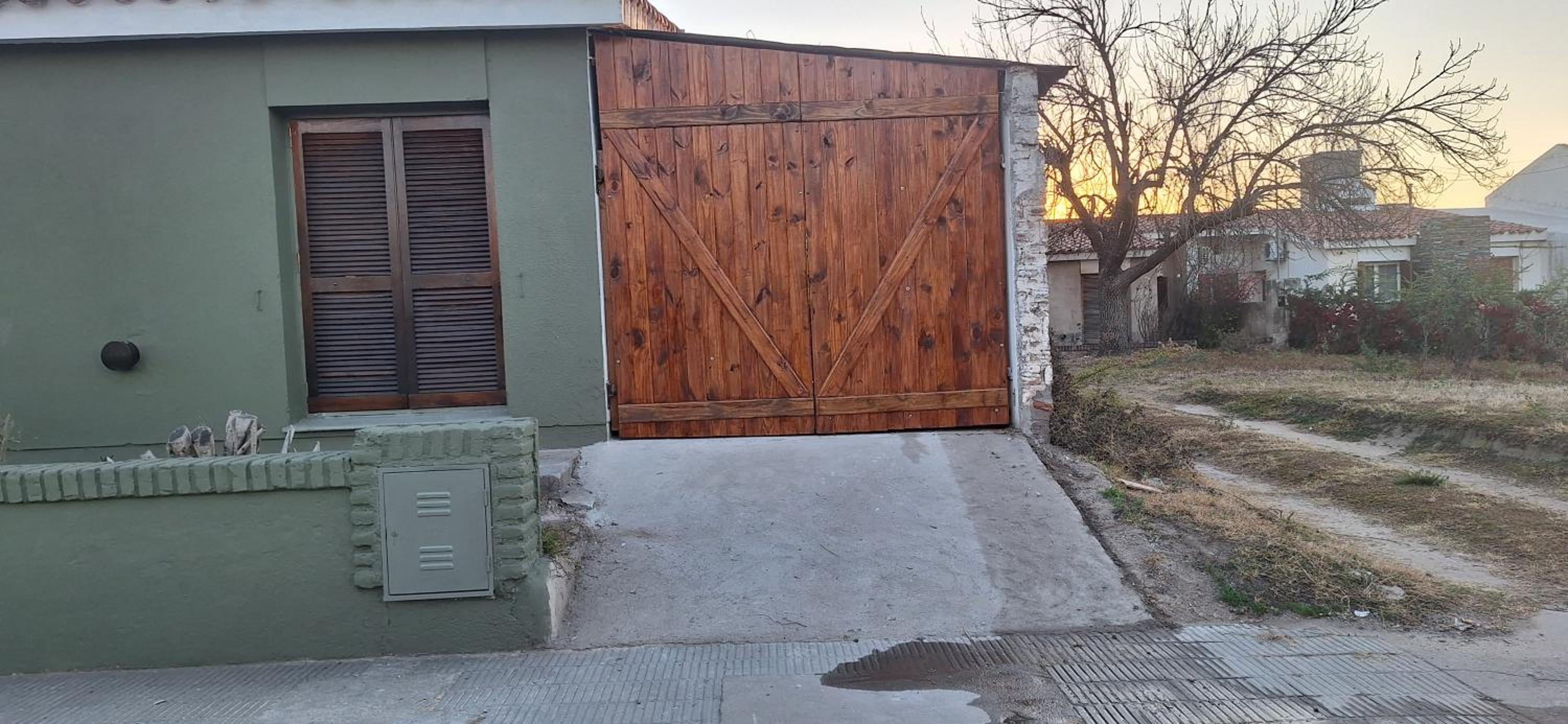 La casa, alquiler temporario - casa completa con cochera y patio- parrilla