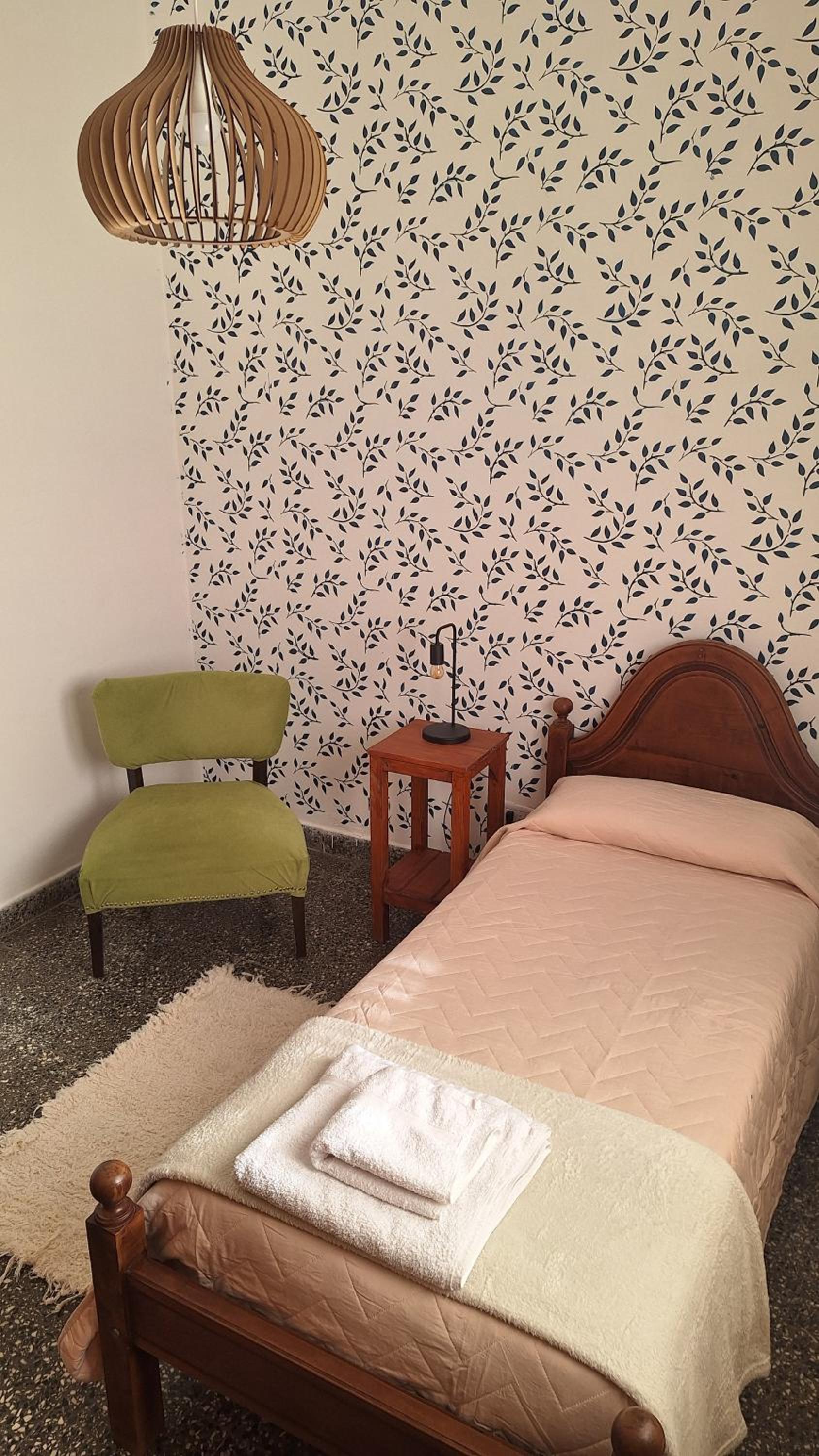 La casa, alquiler temporario - casa completa con cochera y patio- parrilla