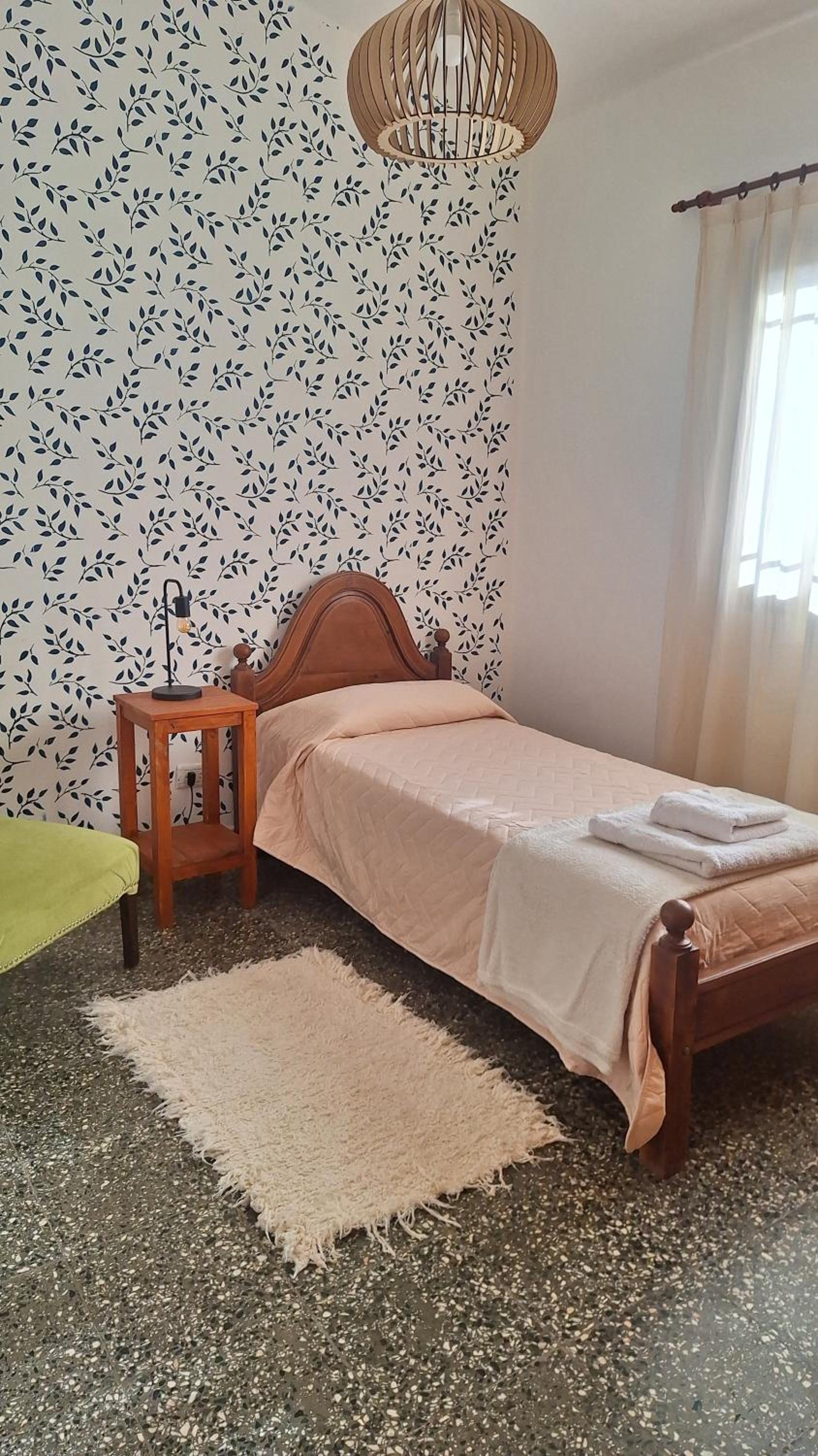 La casa, alquiler temporario - casa completa con cochera y patio- parrilla