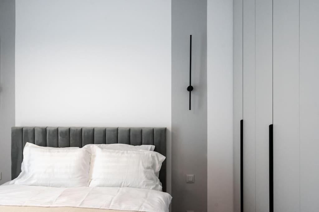 Maze Modern 1 King bed Apartment, fast Wi-Fi, in One Cotroceni view 2