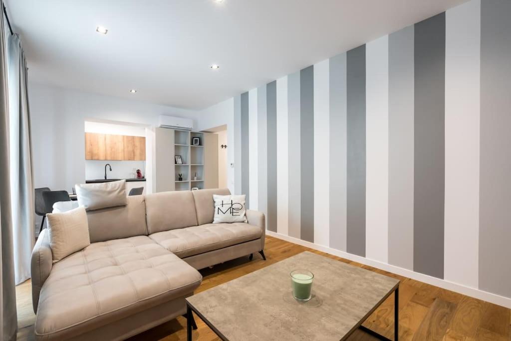 Maze Modern 1 King bed Apartment, fast Wi-Fi, in One Cotroceni view 4