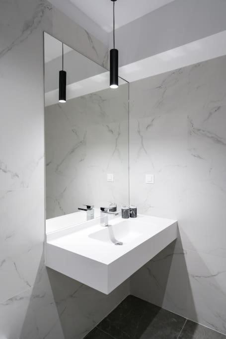 Maze Modern 1 King bed Apartment, fast Wi-Fi, in One Cotroceni view 5
