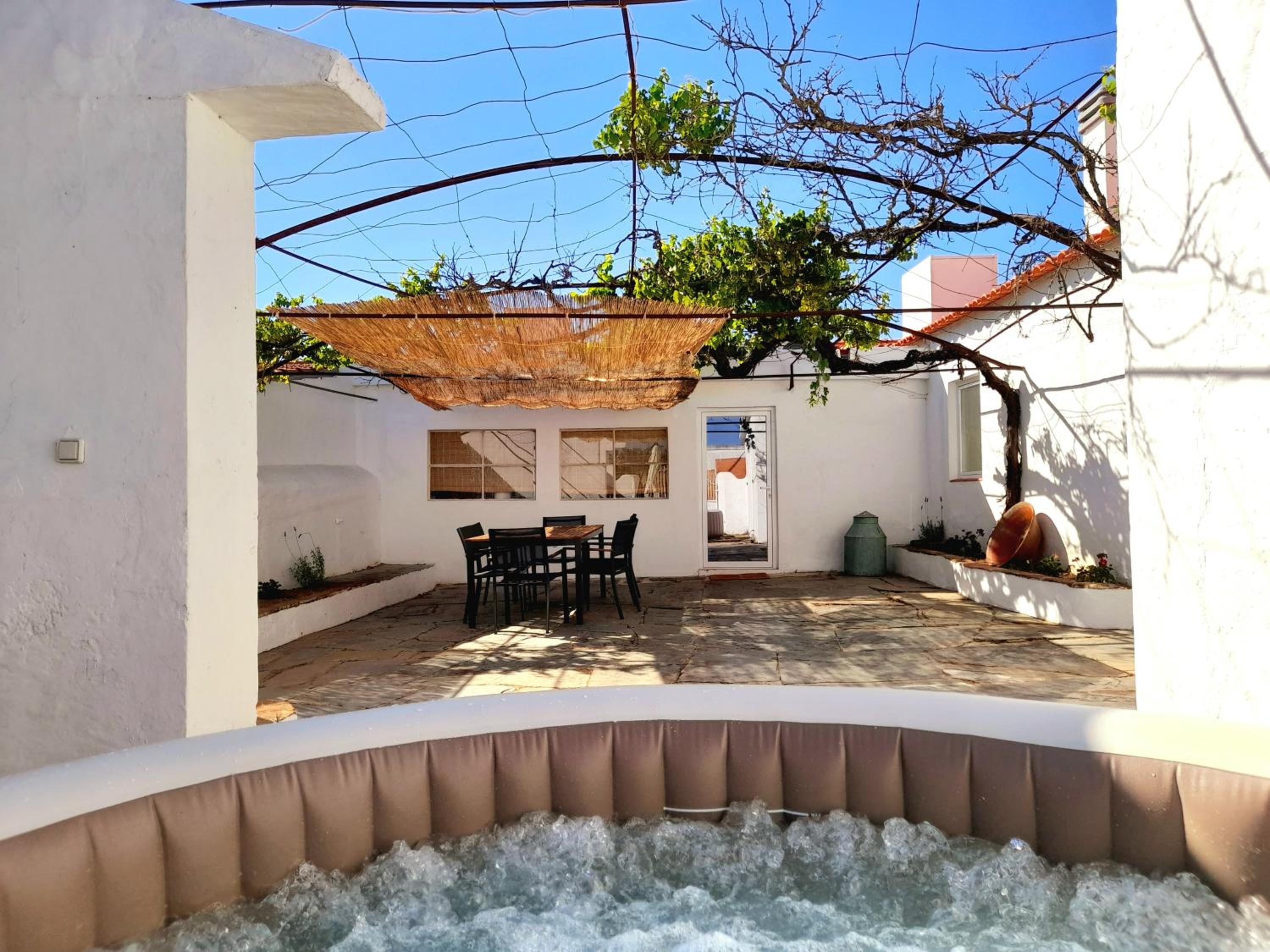 StoryHouse33 - Casa com histórias, pátio e jacuzzi view 4