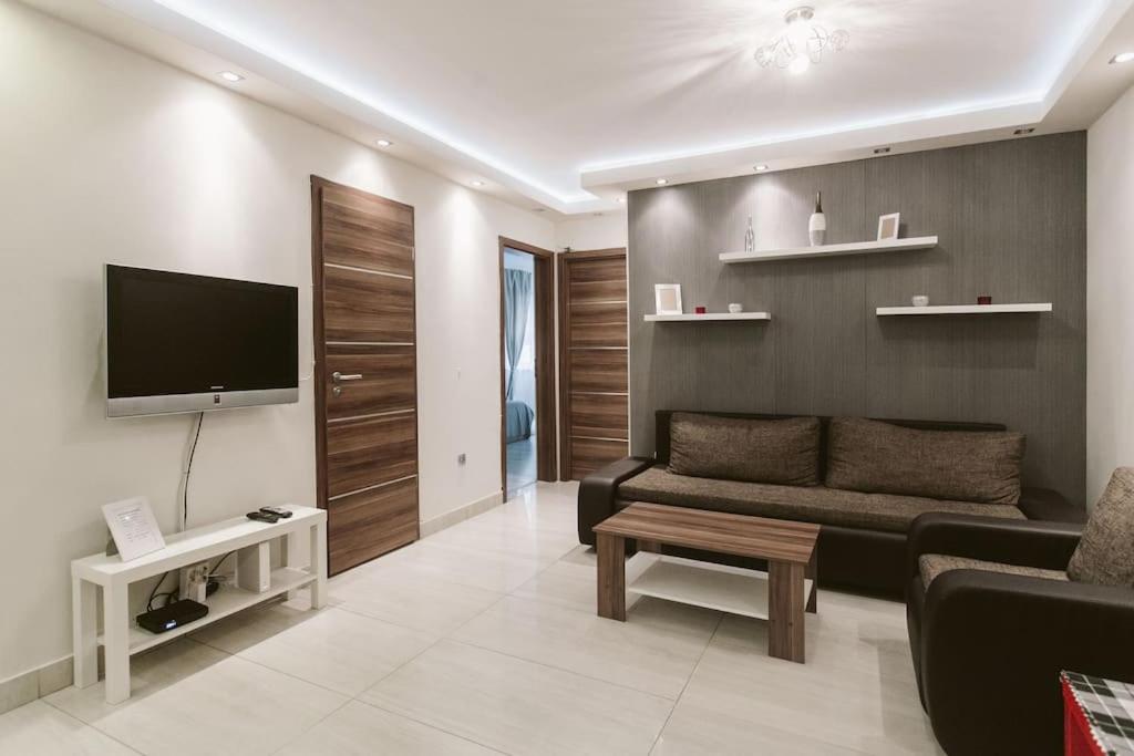 Neat & Comfy Near The Danube view 3