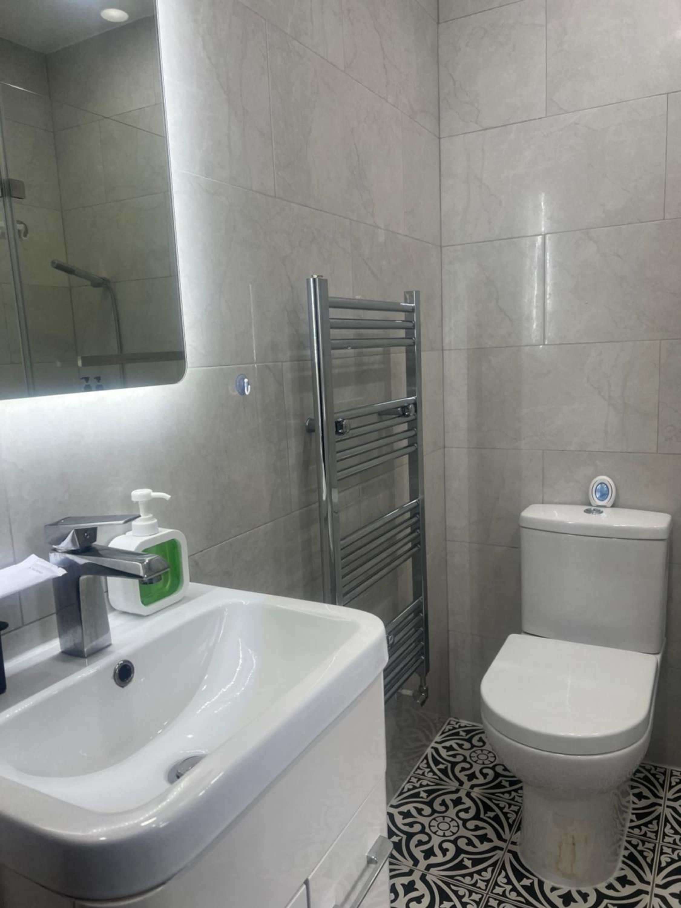 Modern self contained studio flat photo 5
