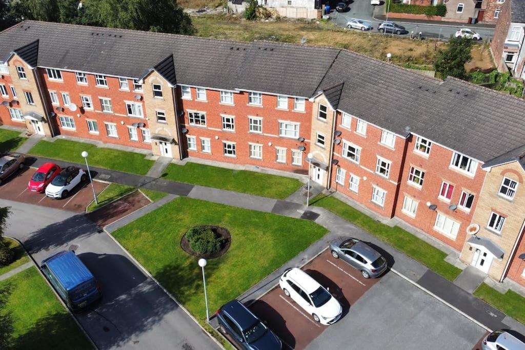 Modern 2-Bedroom Apartment Near Manchester with Free Parking view 4