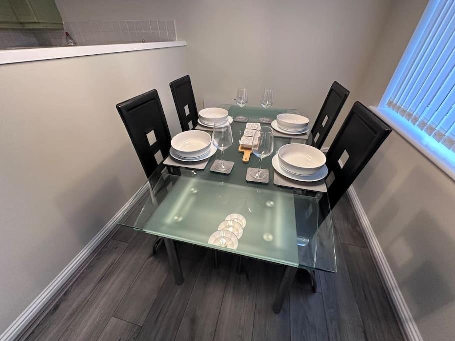 Modern 2-Bedroom Apartment Near Manchester with Free Parking view 5