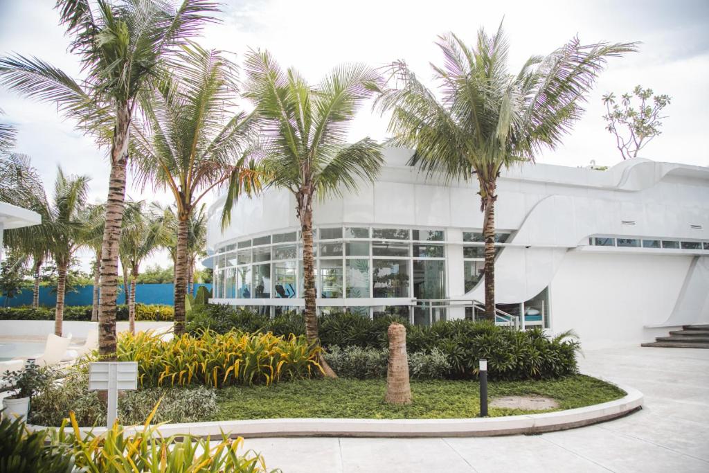 Deluxe - Family Room 1BR with Queen Bed & Beach View