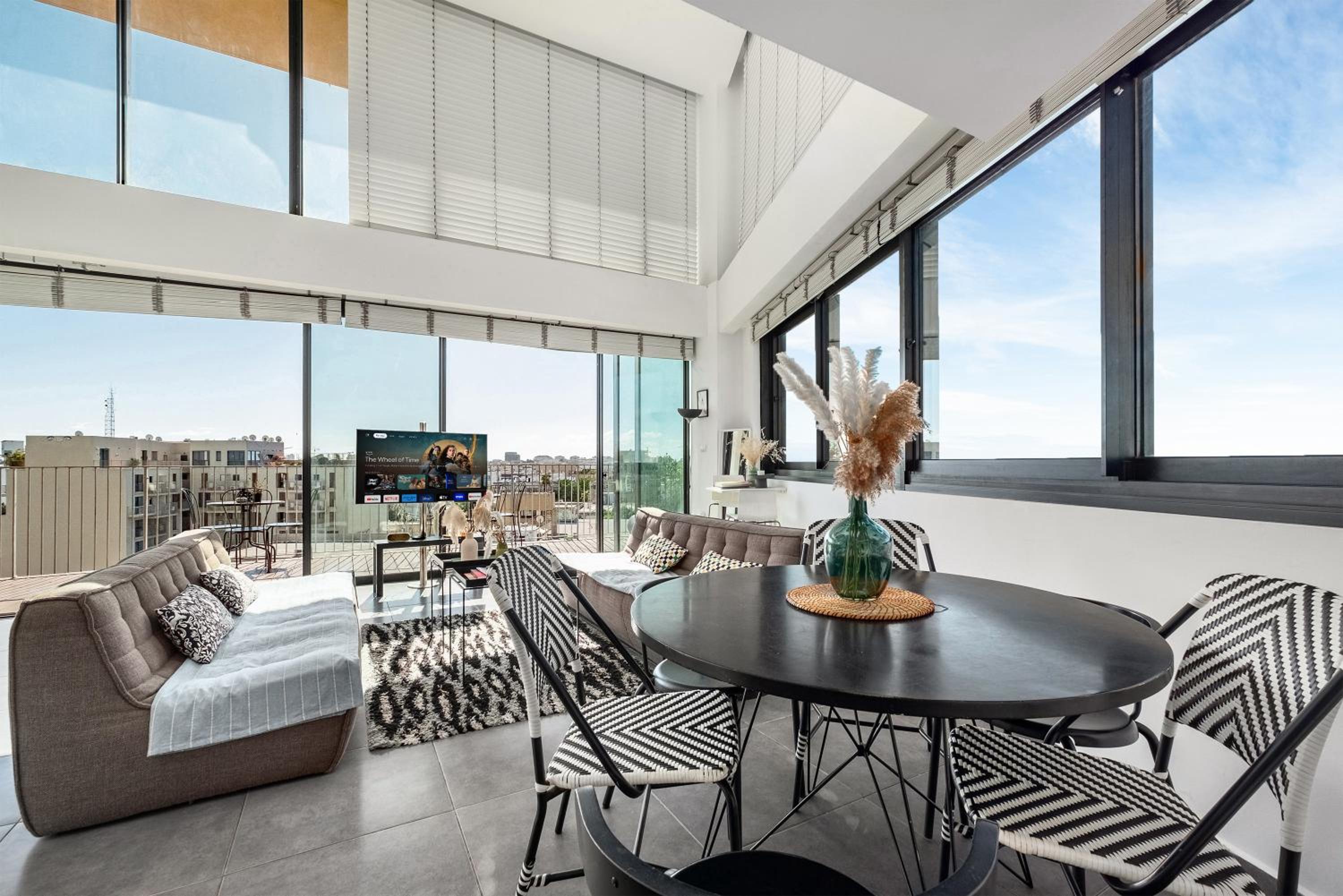 Elifelet Luxury Pool and Balcony By Nimizz view 5
