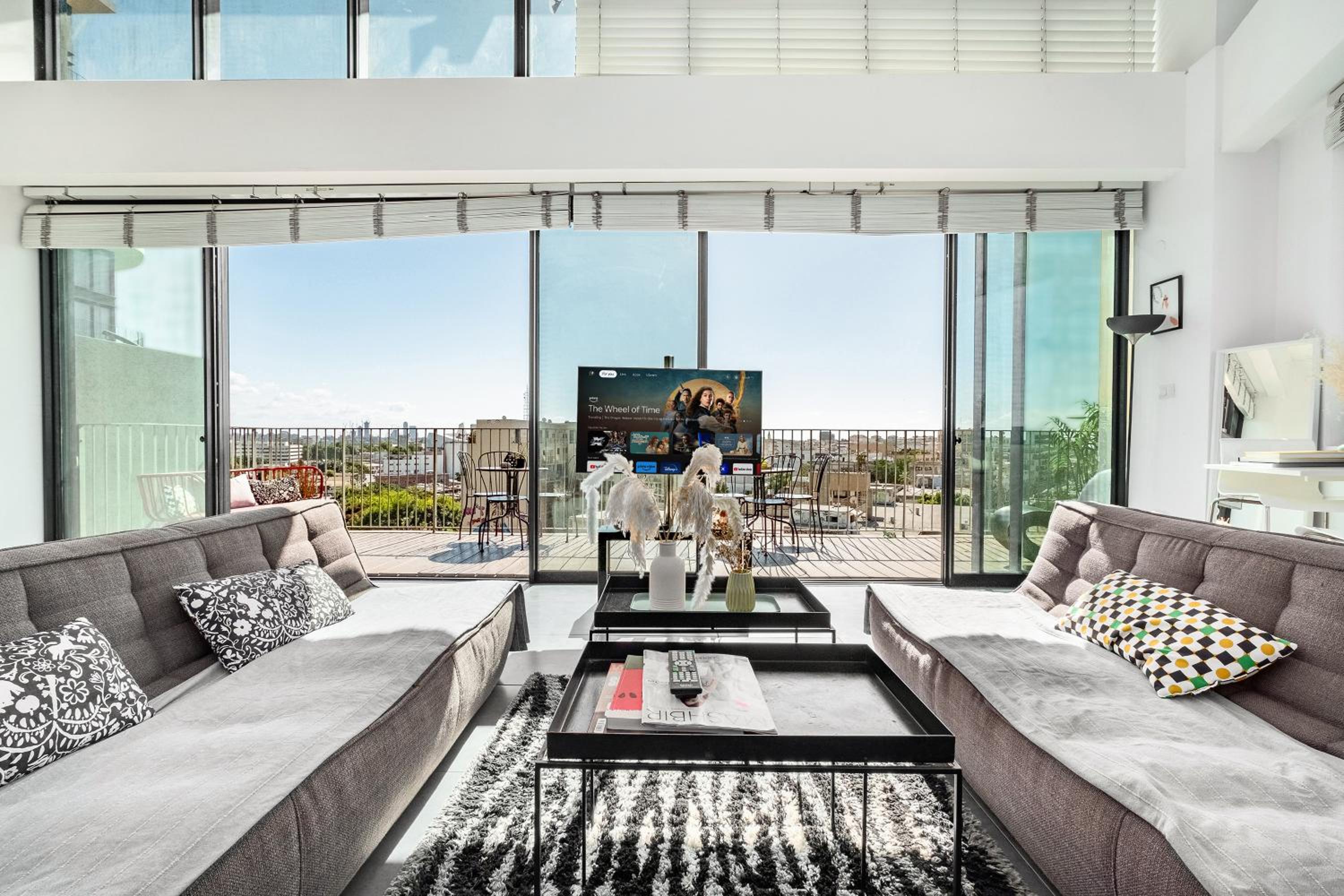 Elifelet Luxury Pool and Balcony By Nimizz view 3