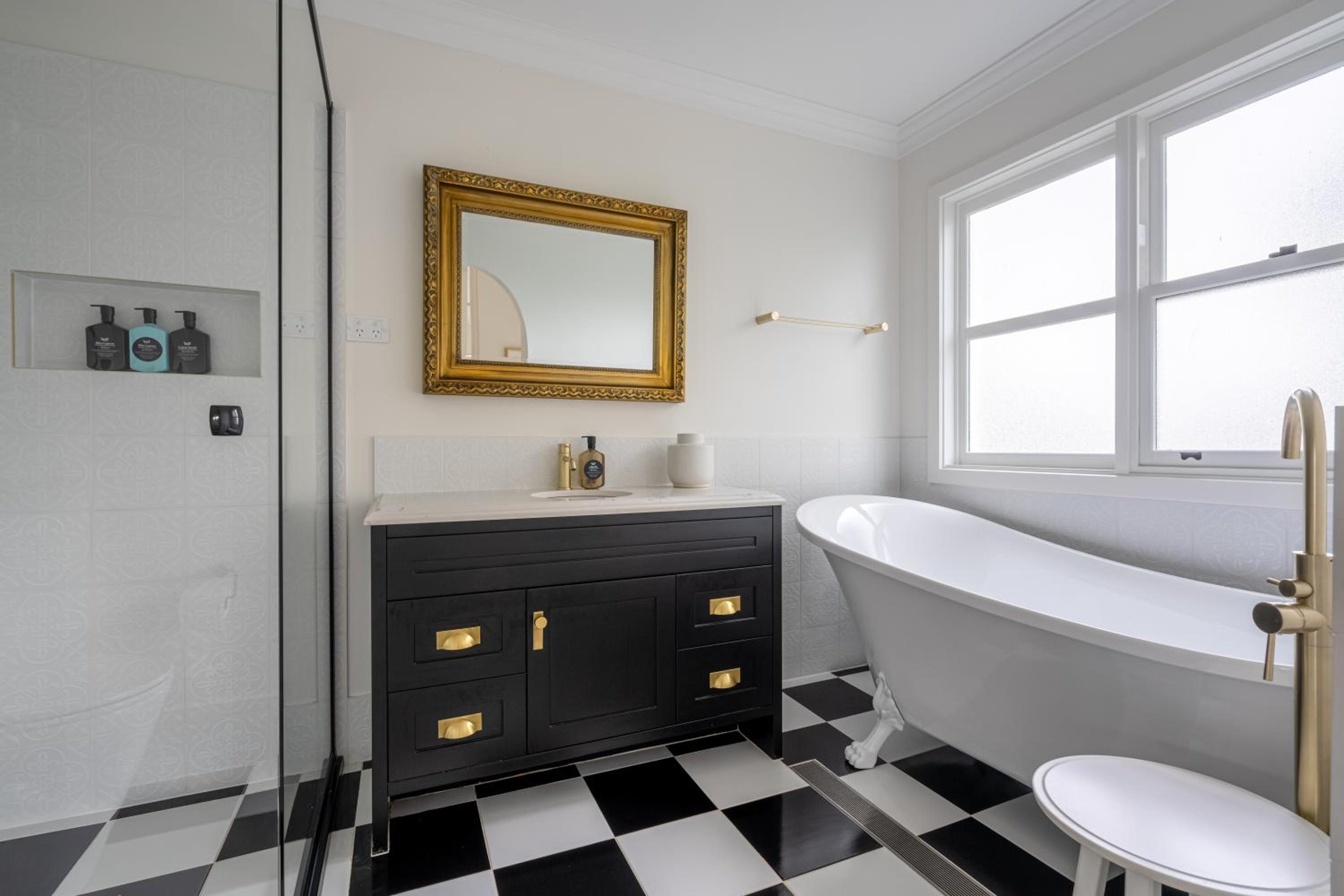 Elouera House - Luxury Secluded Retreat with Private Pool and Guest Cottage