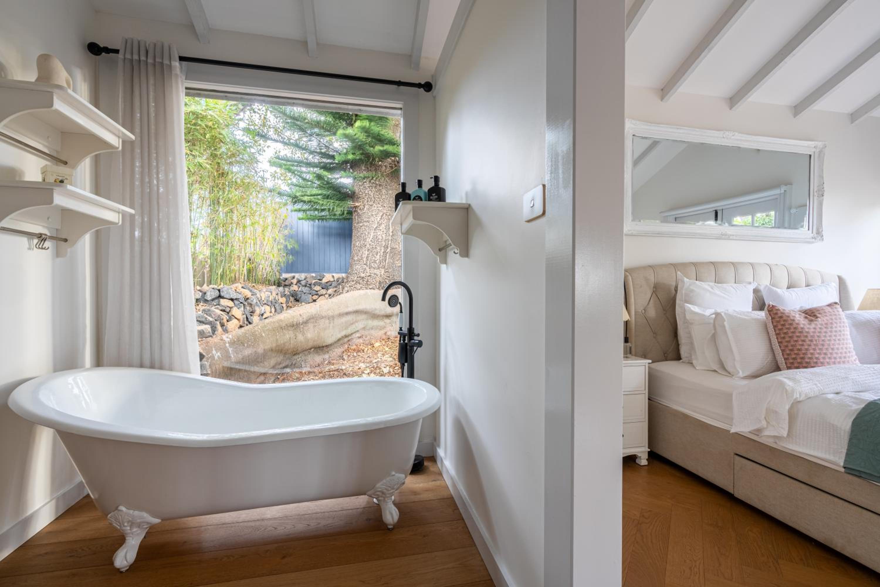 Elouera House - Luxury Secluded Retreat with Private Pool and Guest Cottage