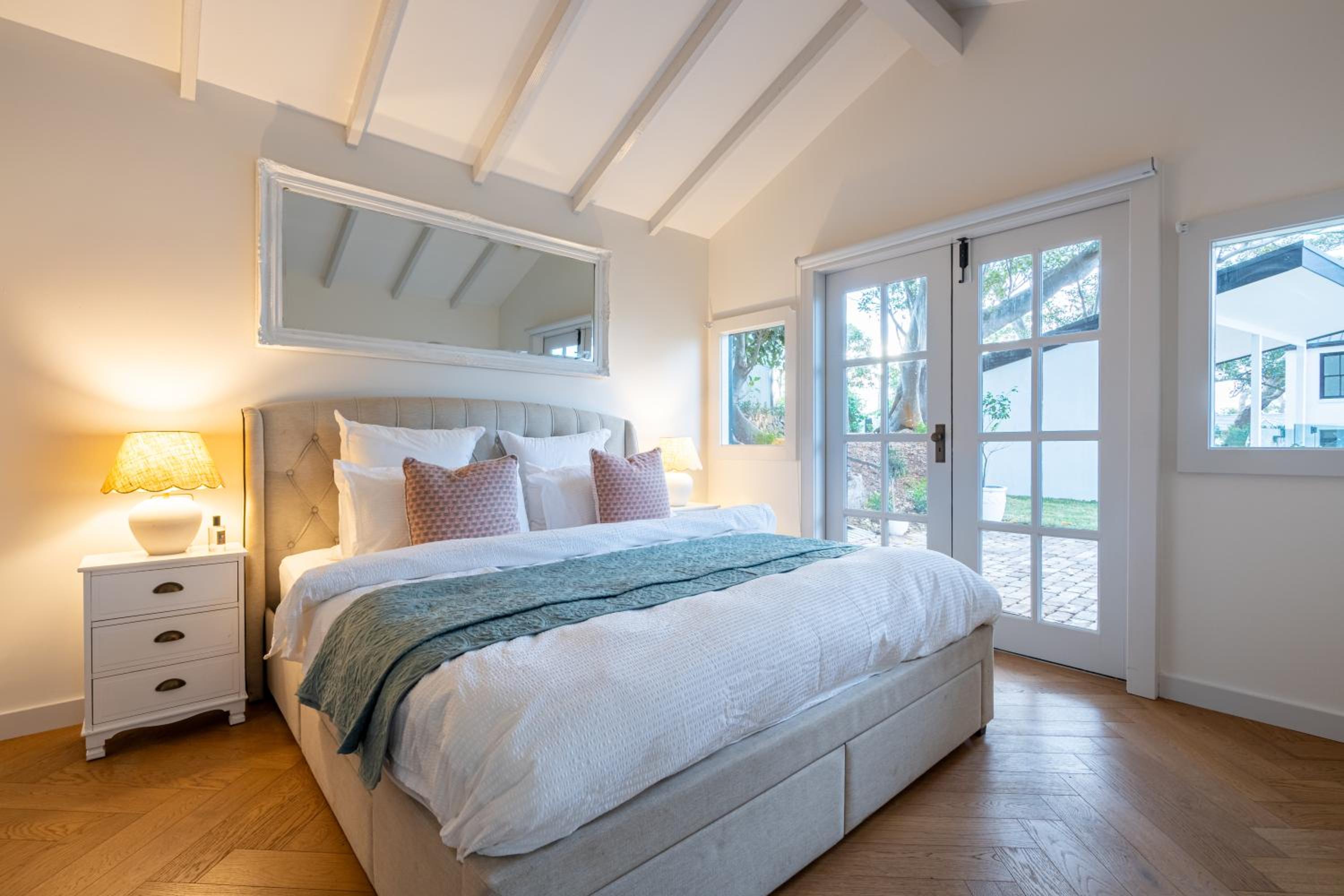 Elouera House - Luxury Secluded Retreat with Private Pool and Guest Cottage