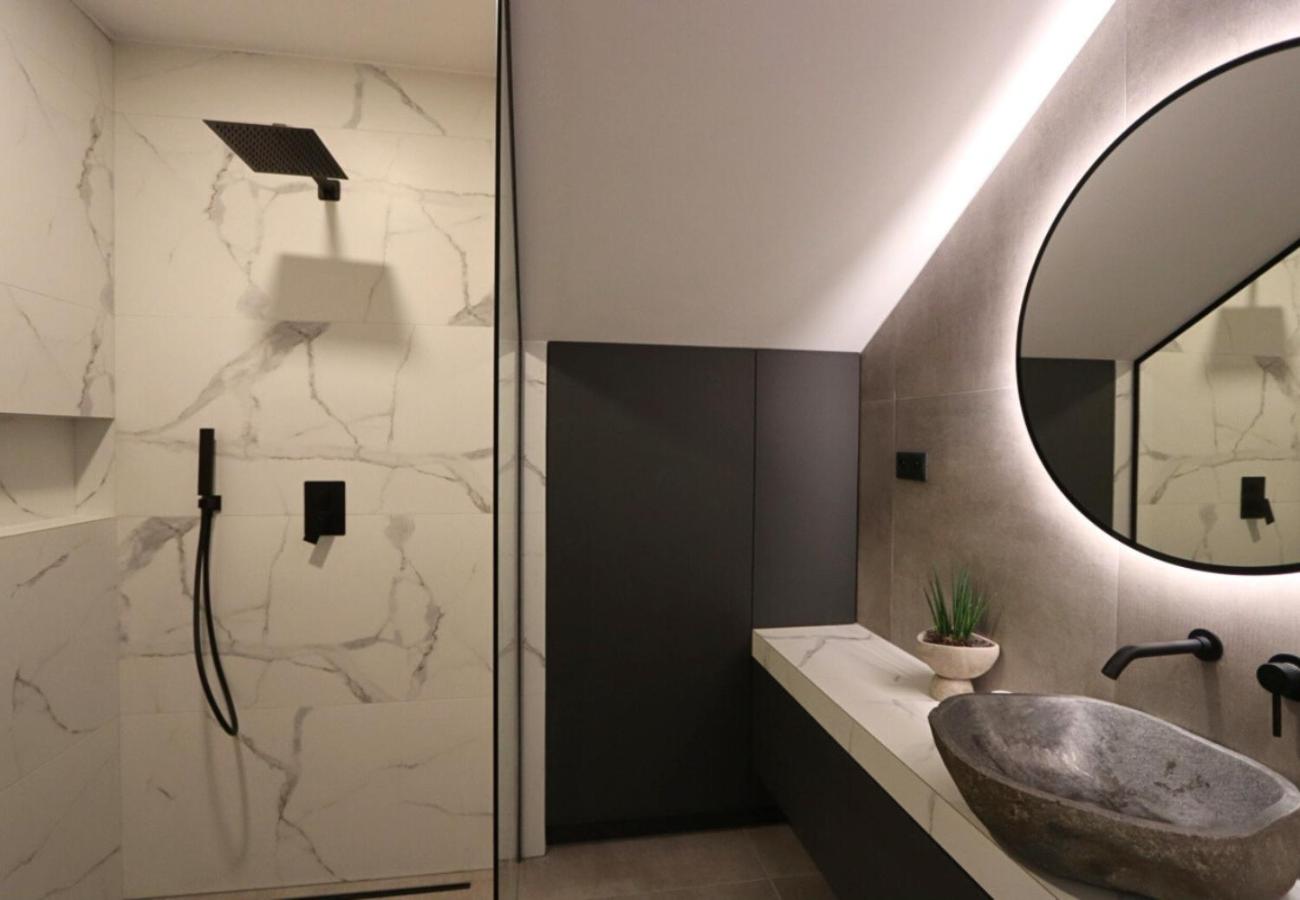 Lakeside Luxury Apartment Caroline