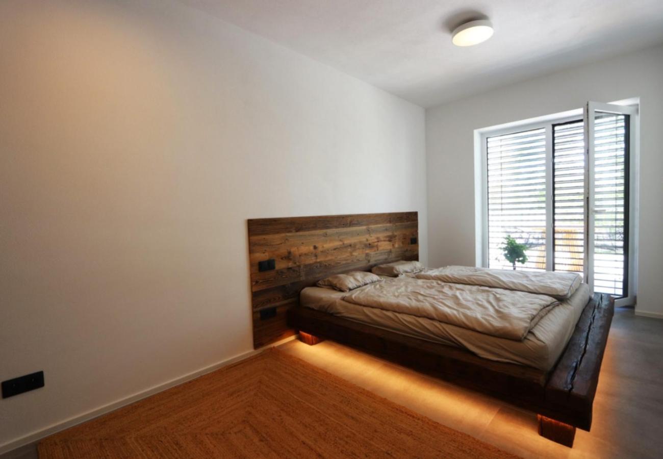 Lakeside Luxury Apartment Caroline