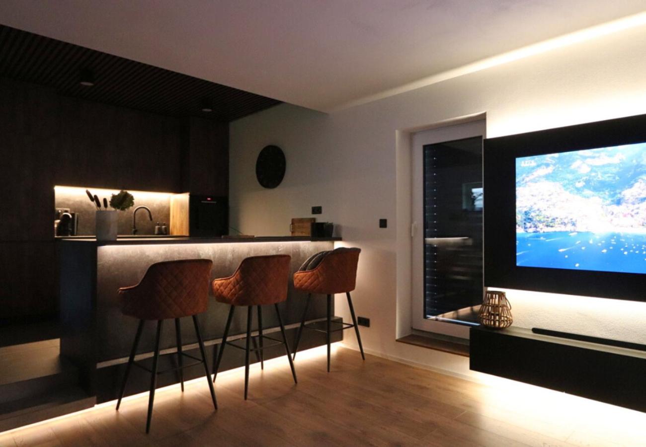 Lakeside Luxury Apartment Caroline