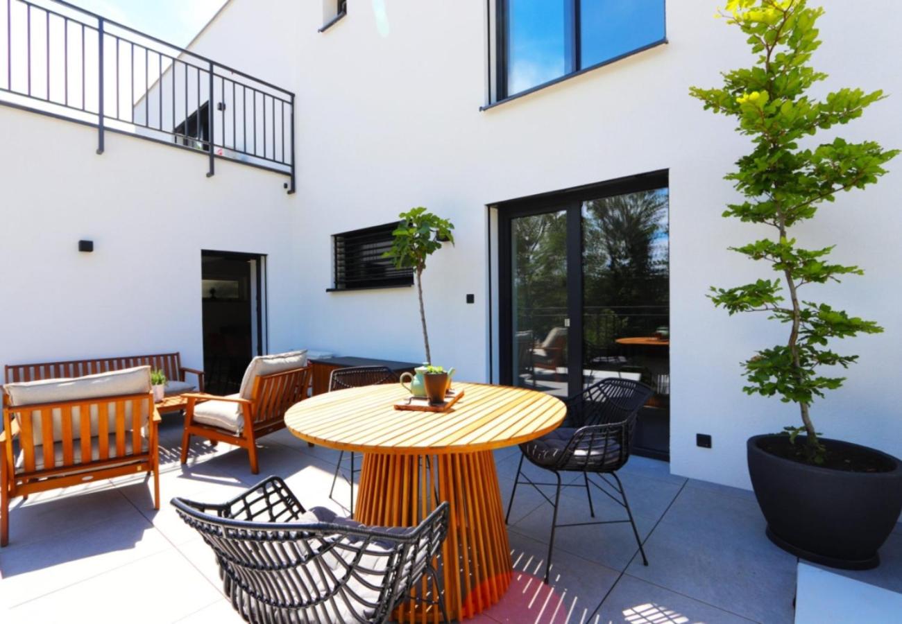 Lakeside Luxury Apartment Caroline