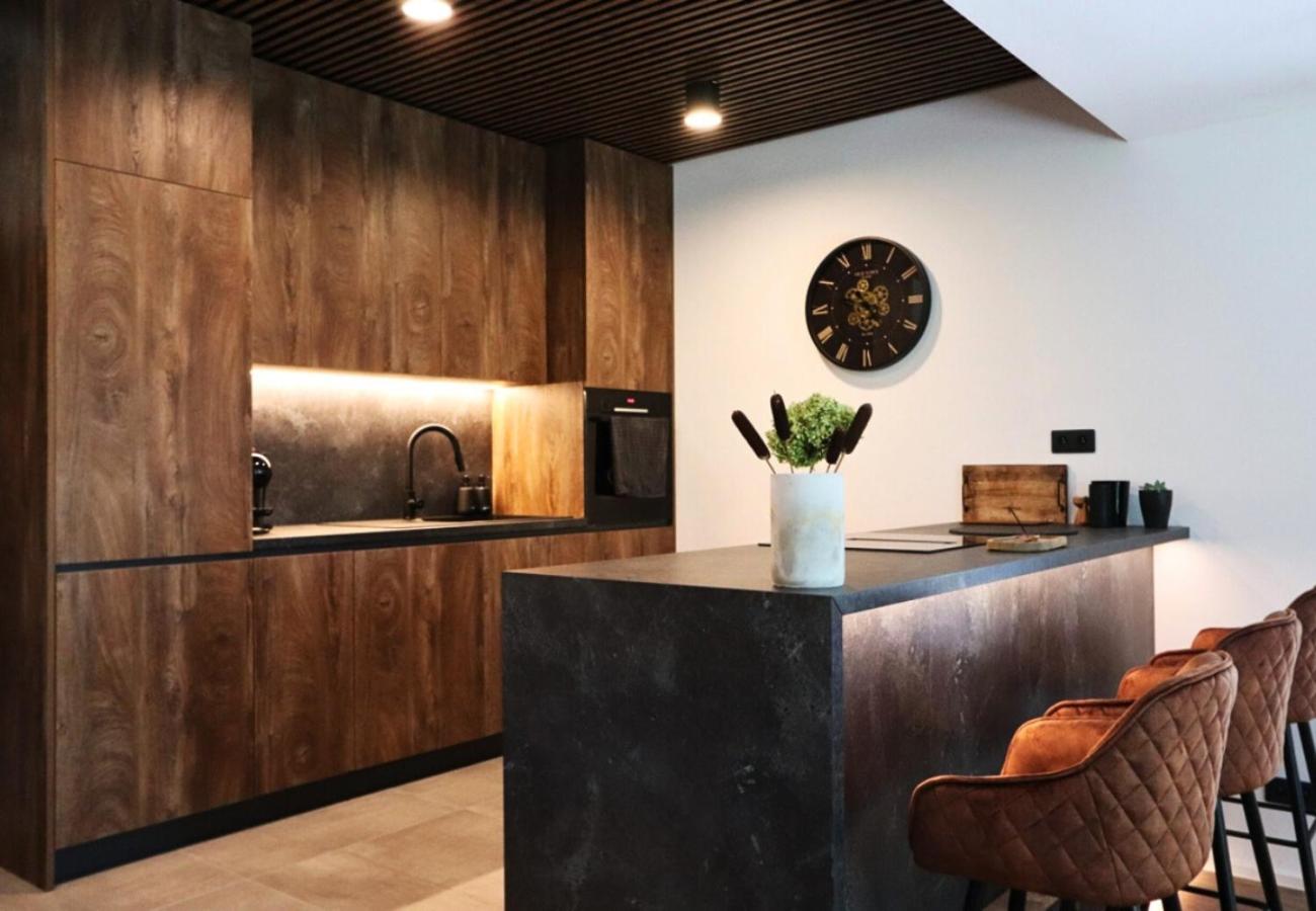 Lakeside Luxury Apartment Caroline