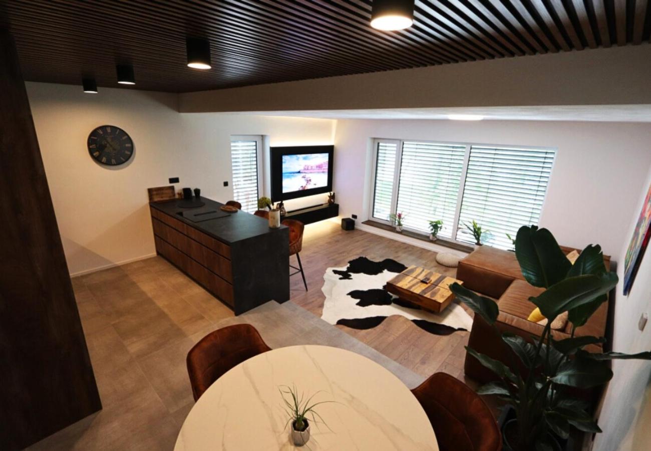 Lakeside Luxury Apartment Caroline
