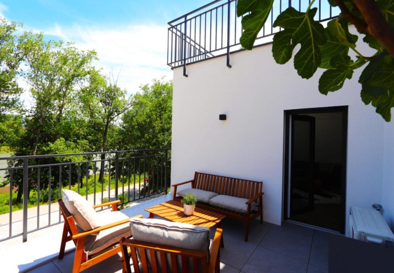 Lakeside Luxury Apartment Caroline