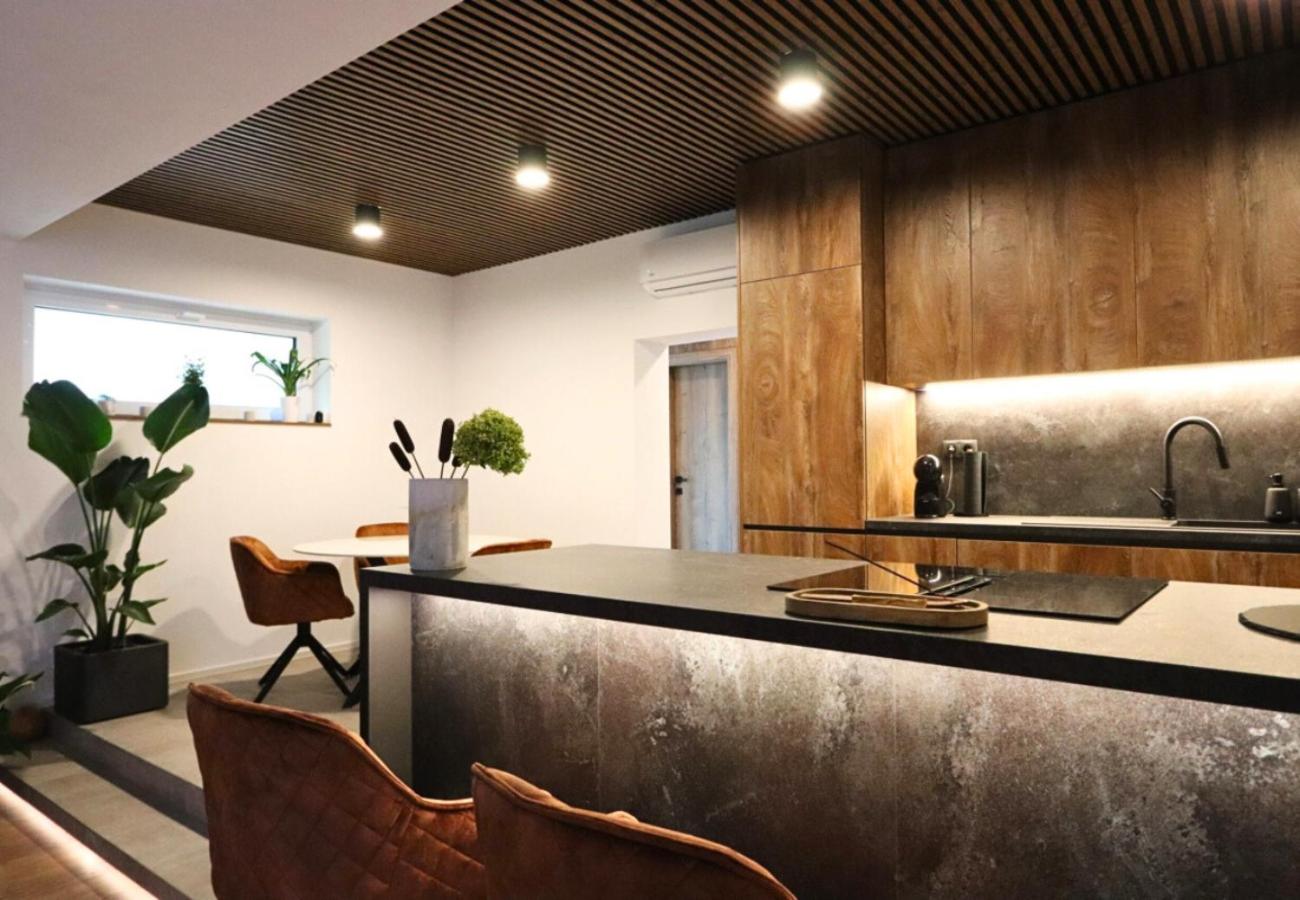 Lakeside Luxury Apartment Caroline