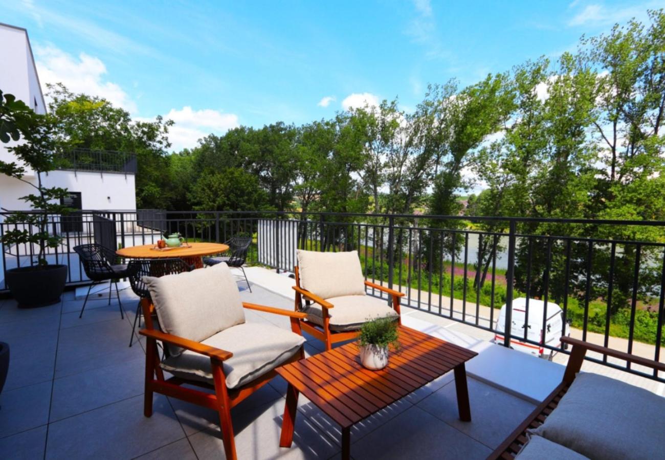 Lakeside Luxury Apartment Caroline