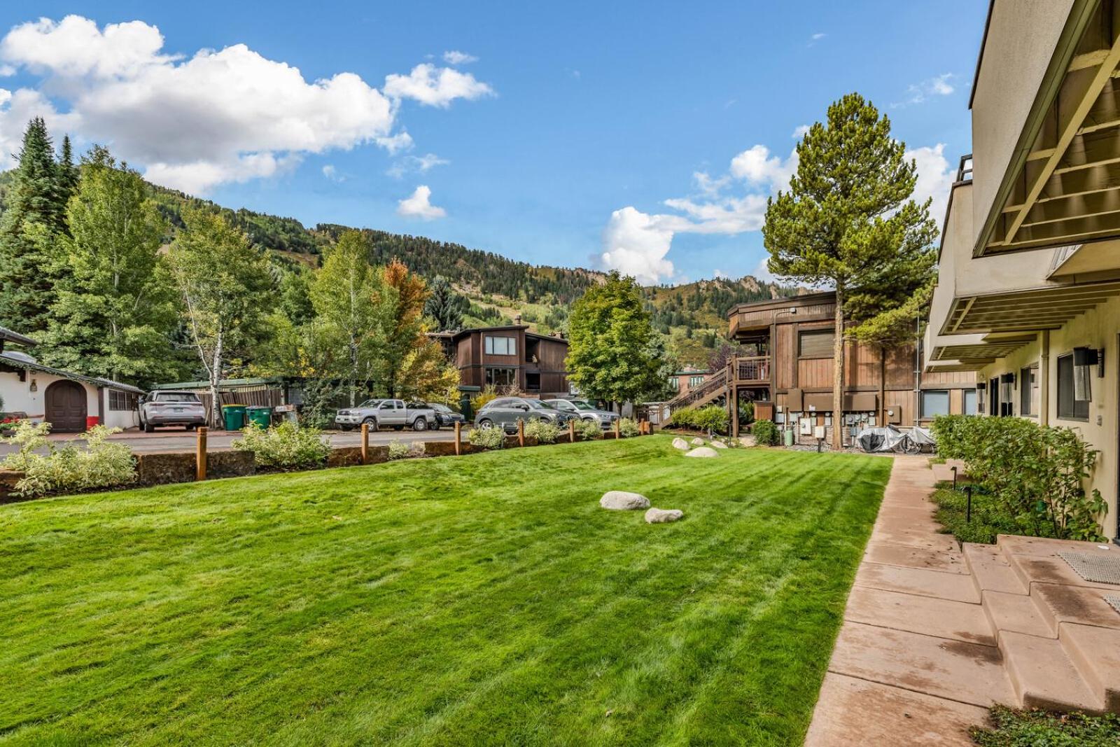 New Listing 3 BR Townhouse - Steps to Gondola view 5