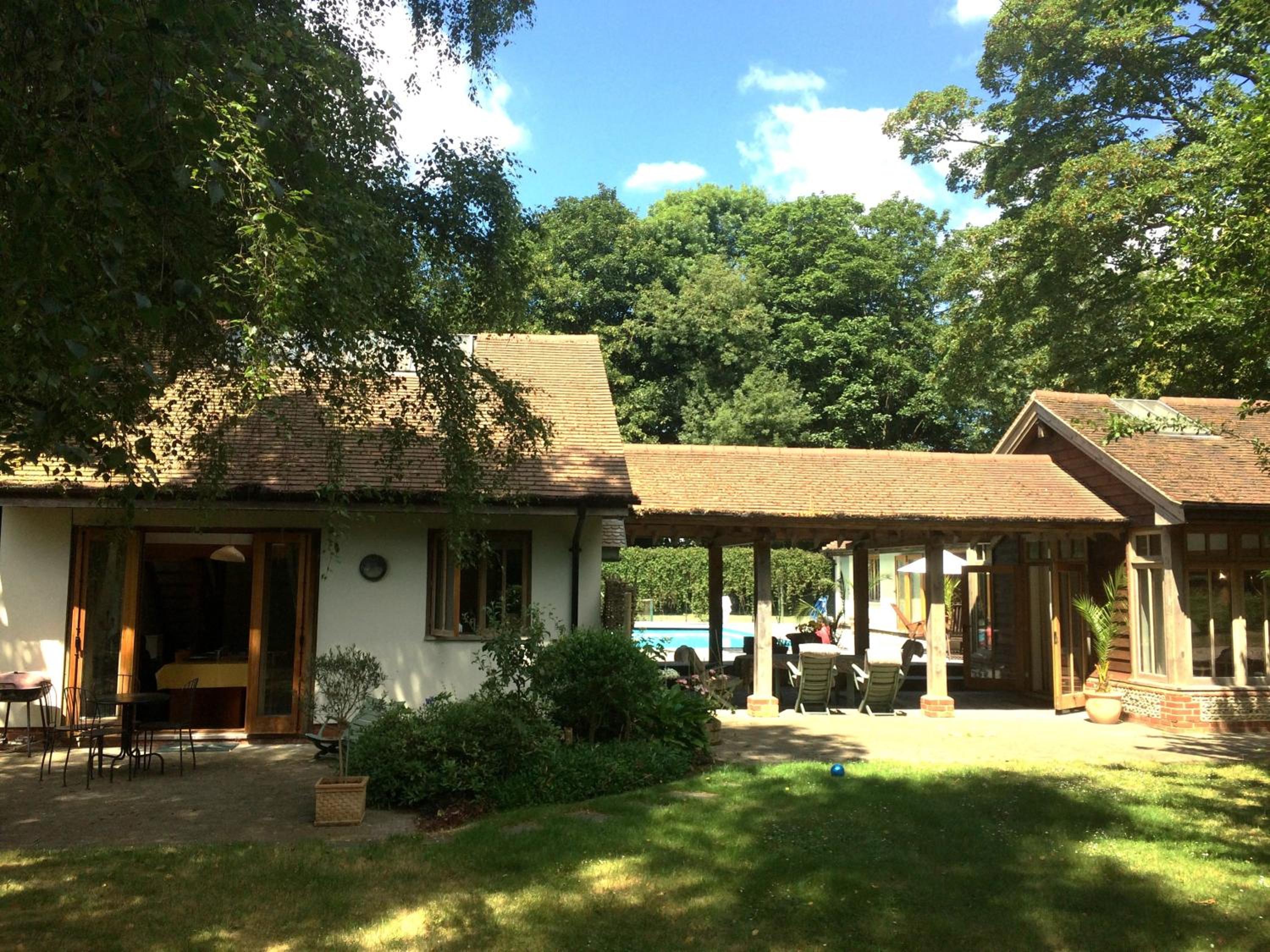 Rural Cottage Retreat, Near Goodwood Festival of Speed, Dog Friendly with Shared Outdoor Pool, gardens & Tennis, Free Parking! Chichester Holiday Propertie