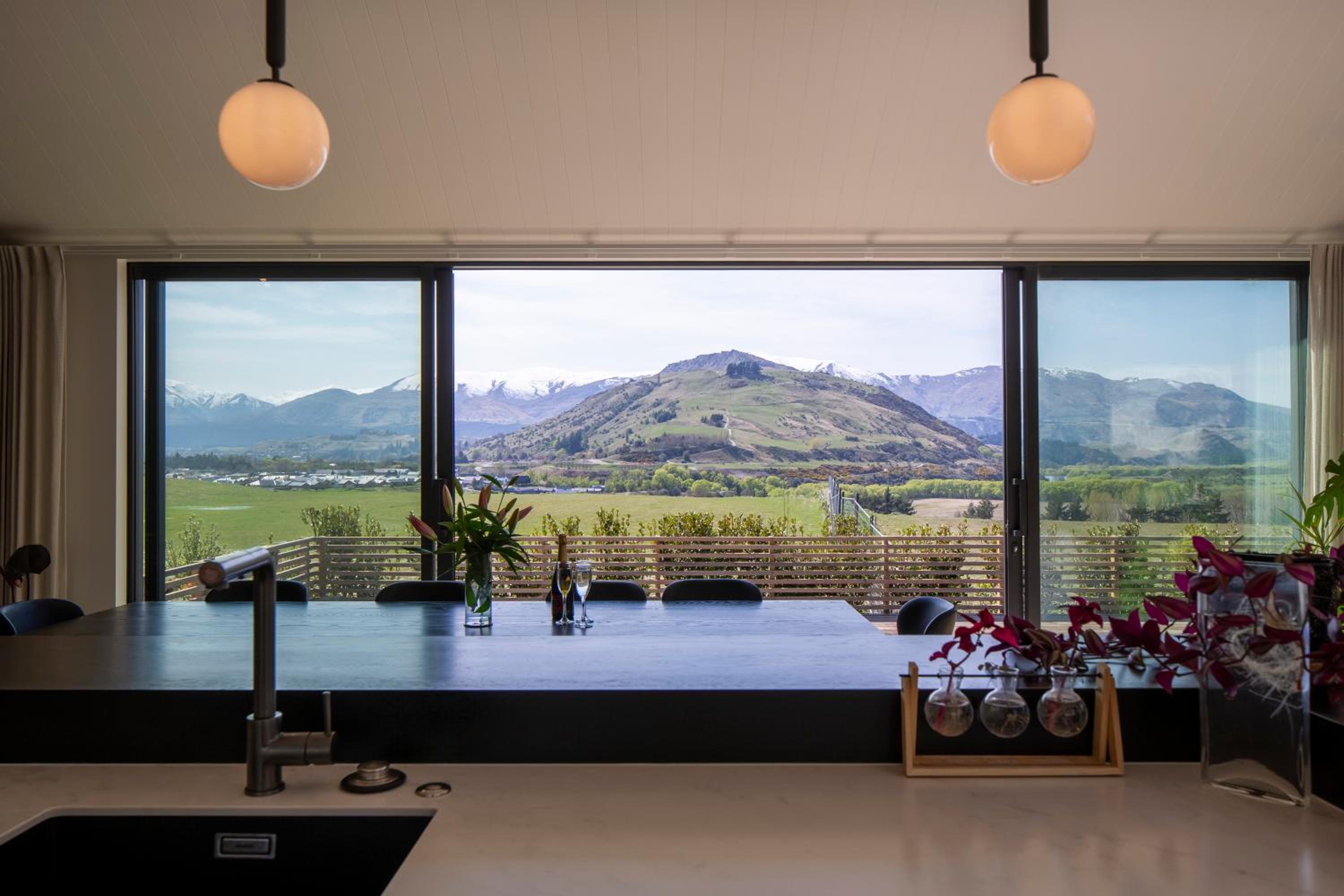 Beautiful Haven - Stunning Luxury Home - Queenstown - NEW!! view 2