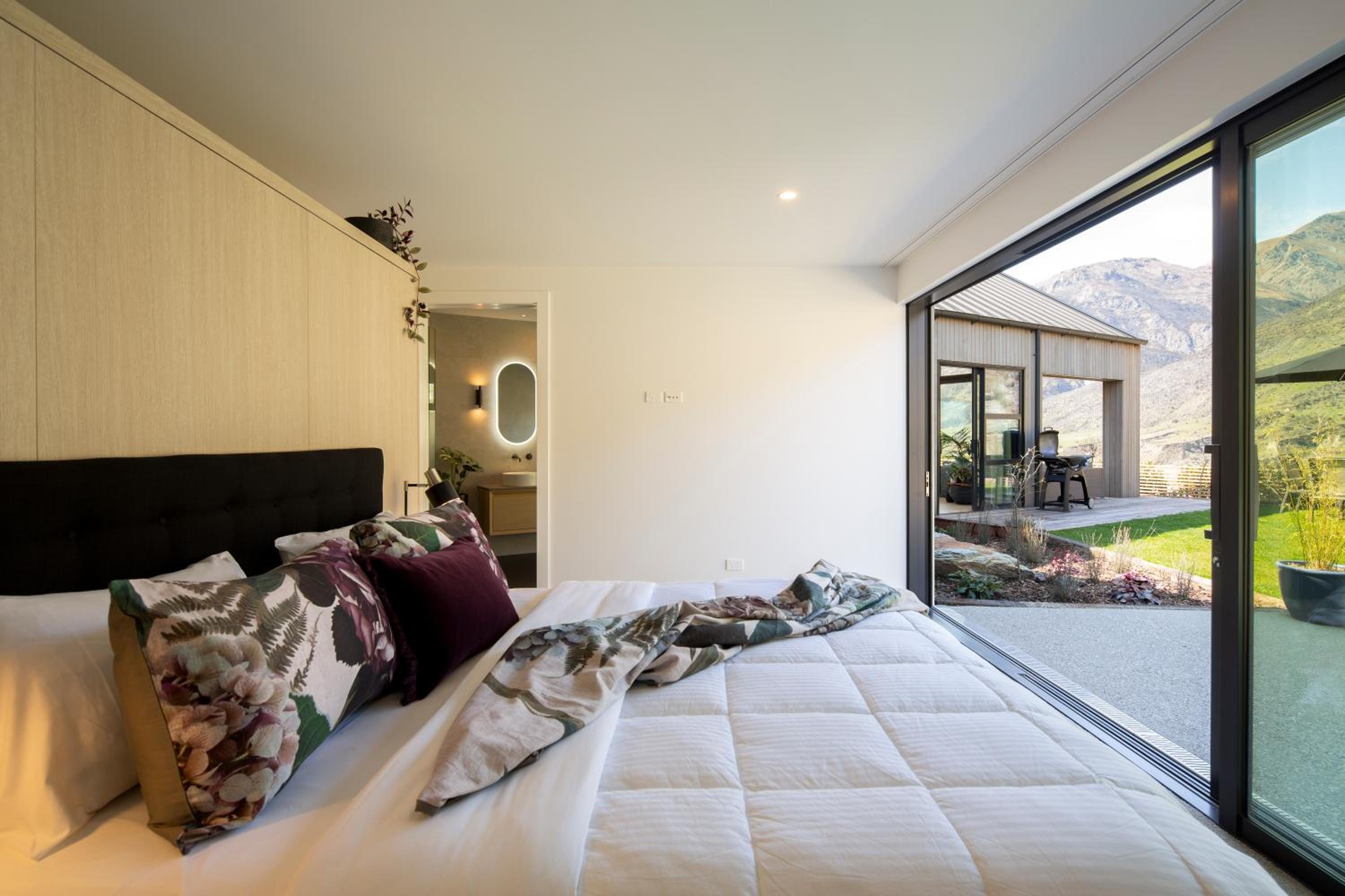 Beautiful Haven - Stunning Luxury Home - Queenstown - NEW!! view 3