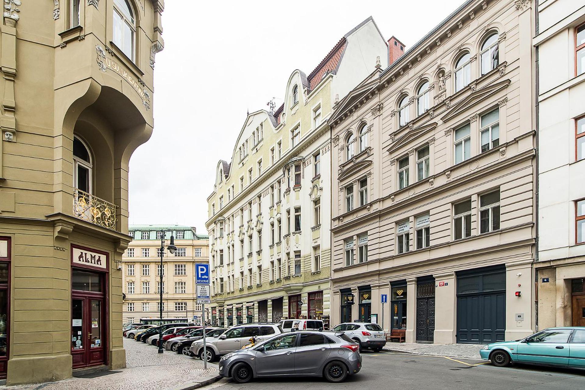 Large and modern apartment in the heart of Prague