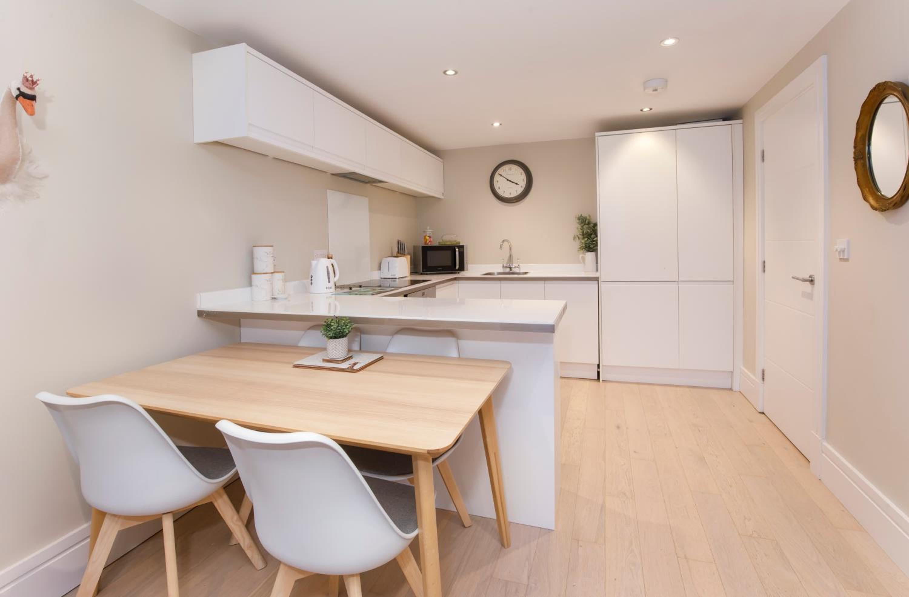 Compton Lodge Luxury apartment-Free Parking view 3