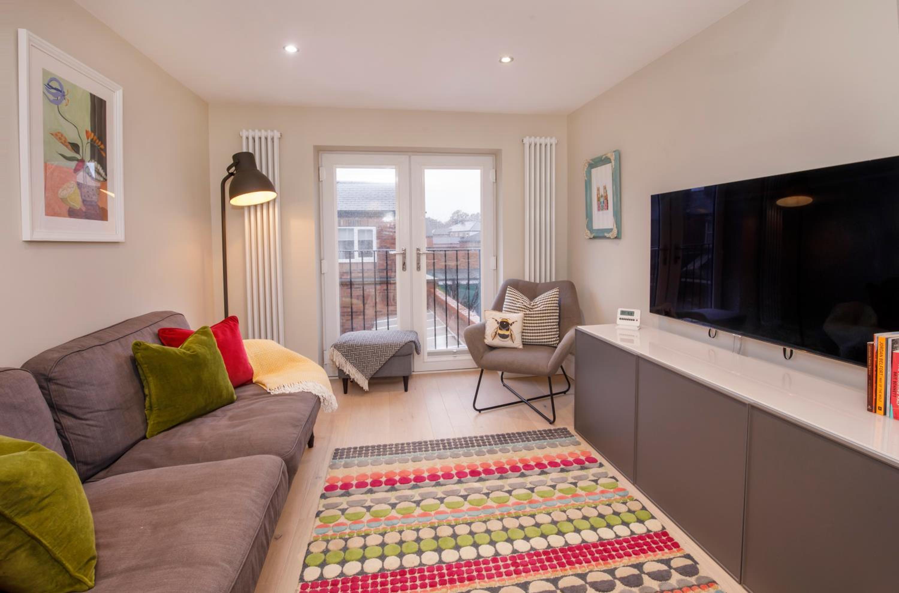 Compton Lodge Luxury apartment-Free Parking view 2
