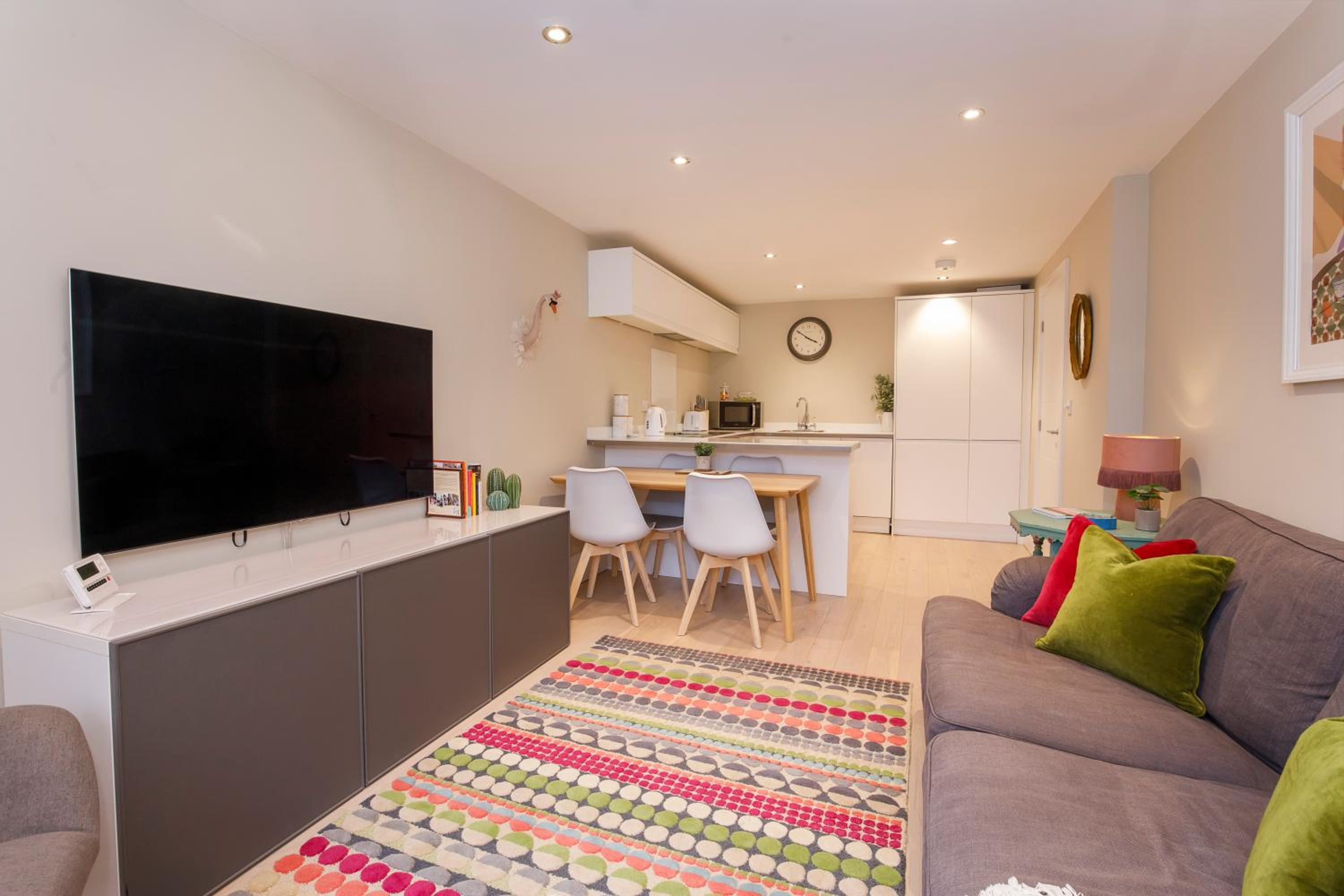 Compton Lodge Luxury apartment-Free Parking view 4