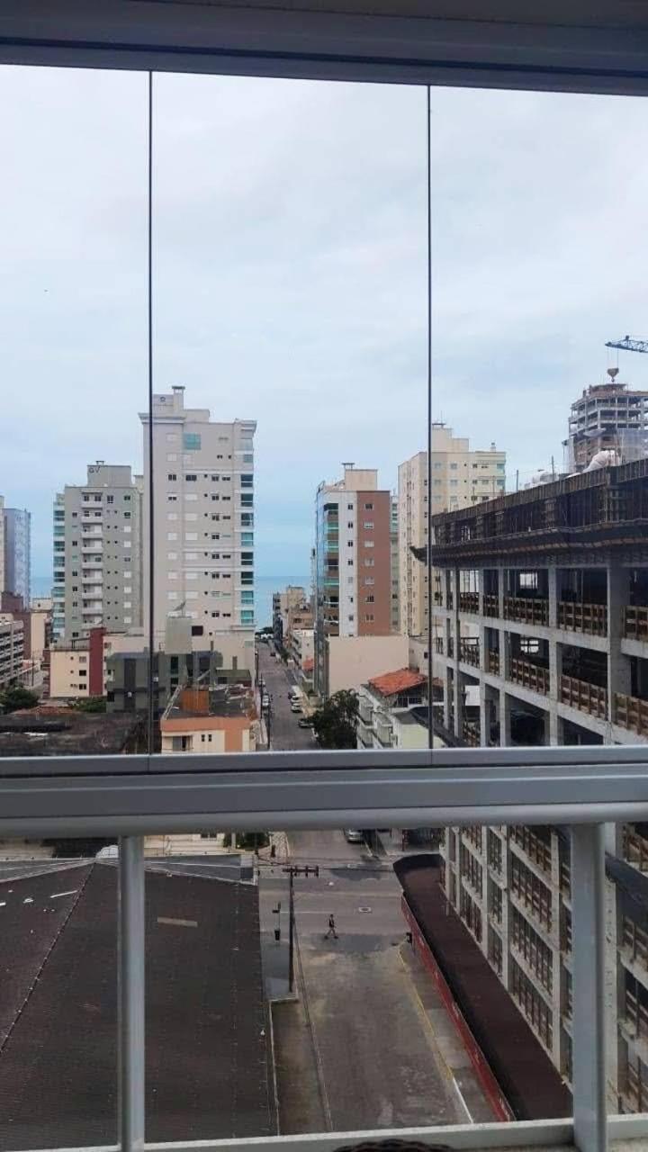 Apto 350 metros do mar com 2 garagens e ar condicionado